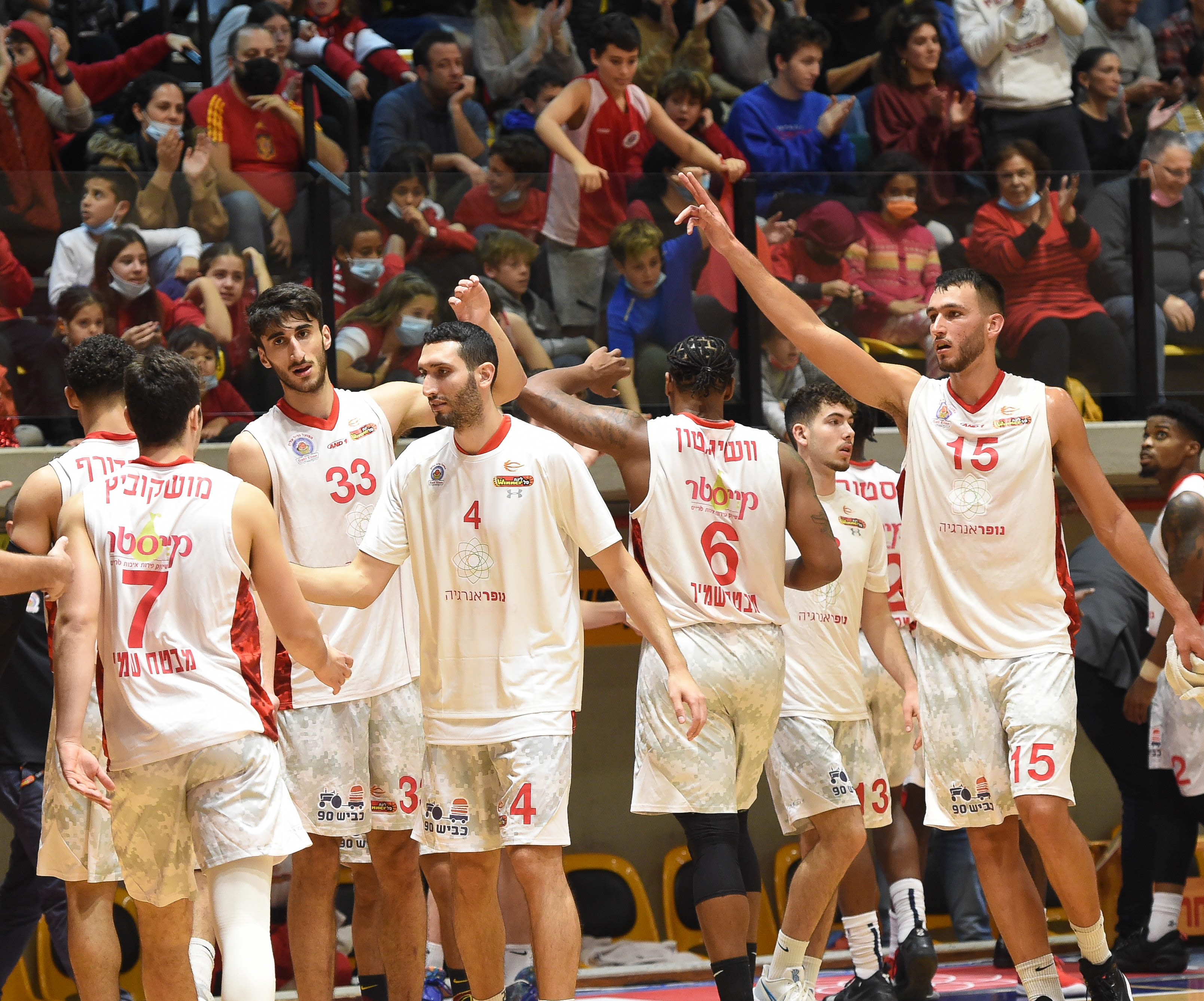 שחקן הפועל גליל עליון נמרוד לוי עם גבי צ'צ'שווילי, כרם משעור