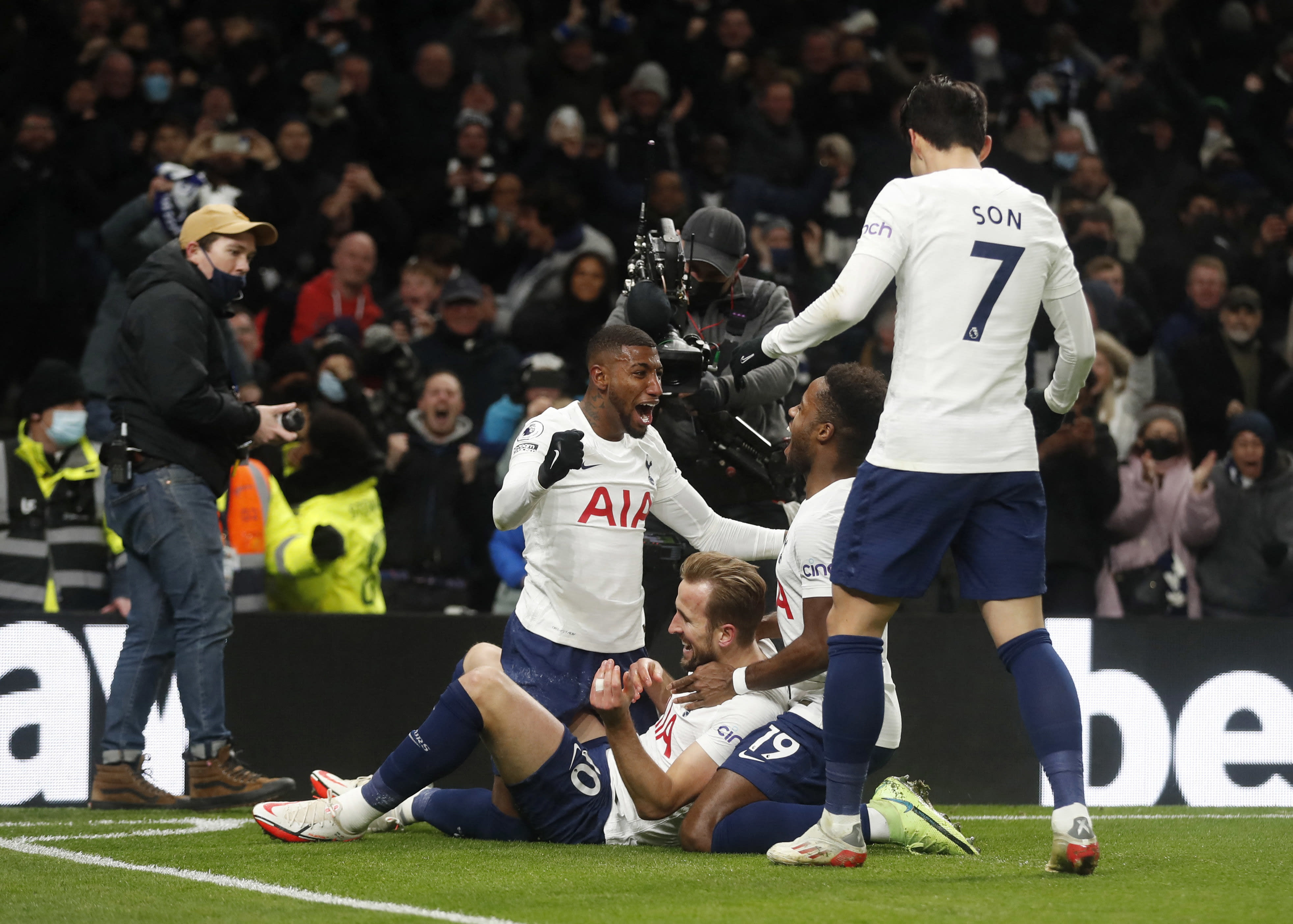 שחקני טוטנהאם חוגגים עם הארי קיין