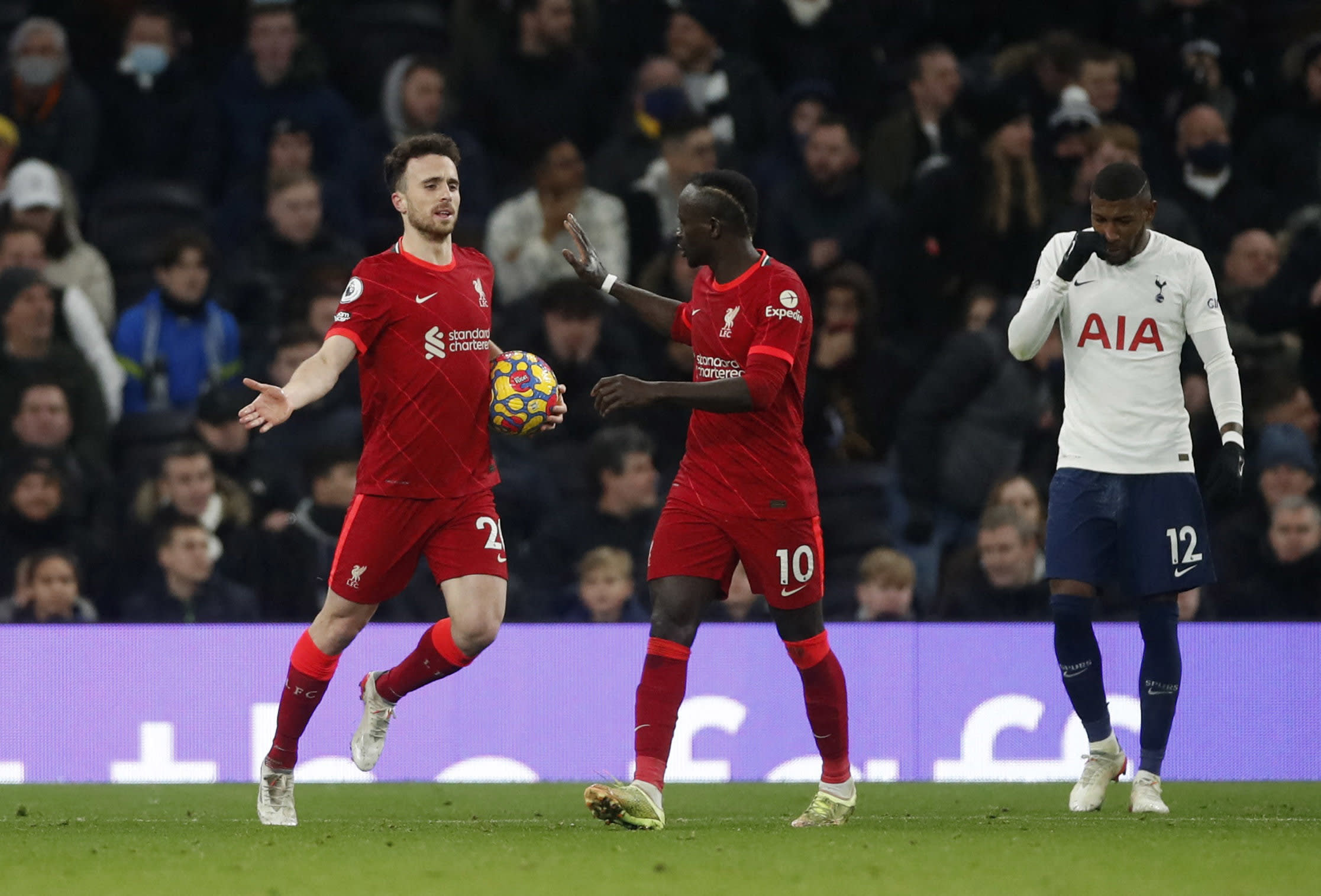 דיוגו ז'וטה שחקן ליברפול חוגג עם סאדיו מאנה