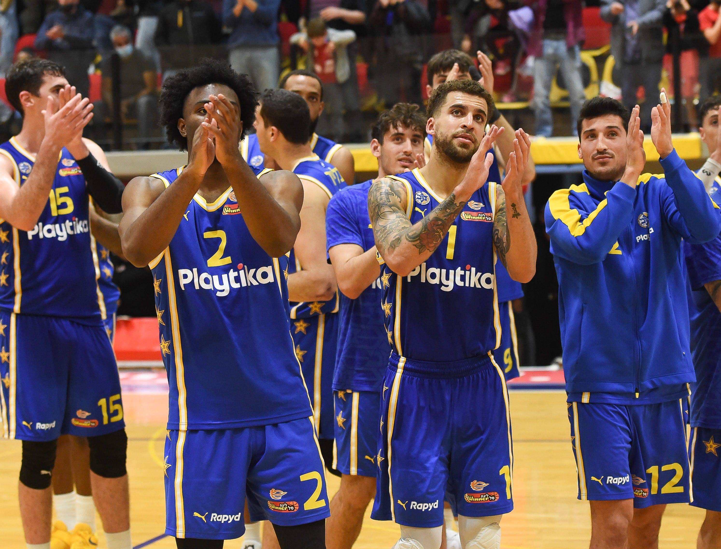 שחקן מכבי תל אביב סקוטי ווילבקין עם קינן אוואנס, ג'ון דיברתולומאו