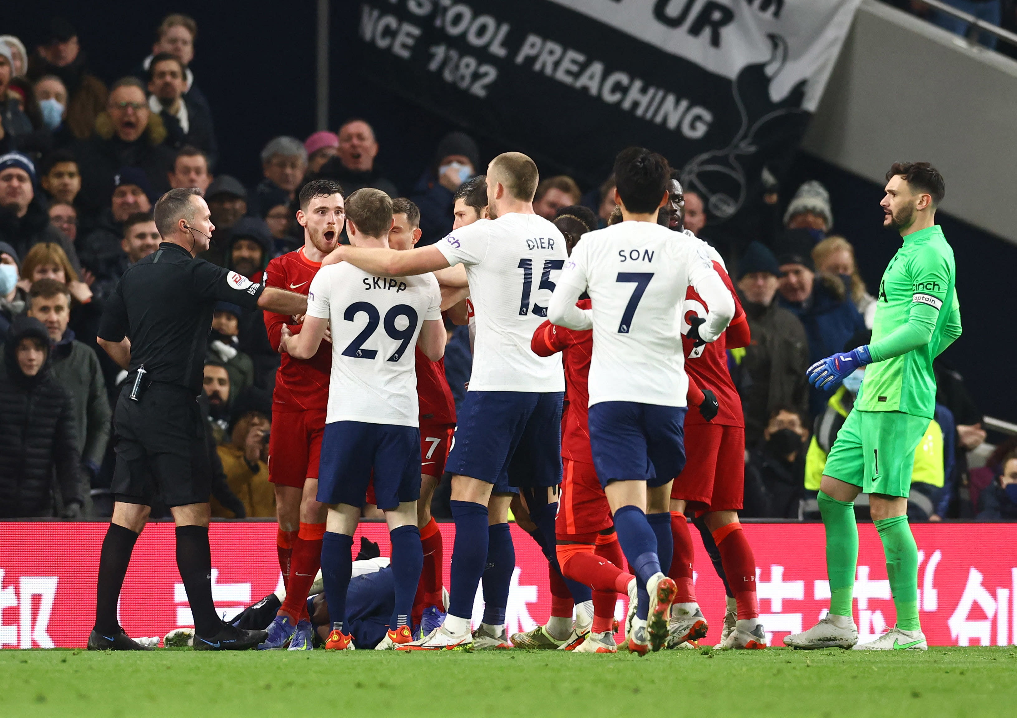 אנדי רוברטסון שחקן ליברפול בעימות עם שחקני טוטנהאם