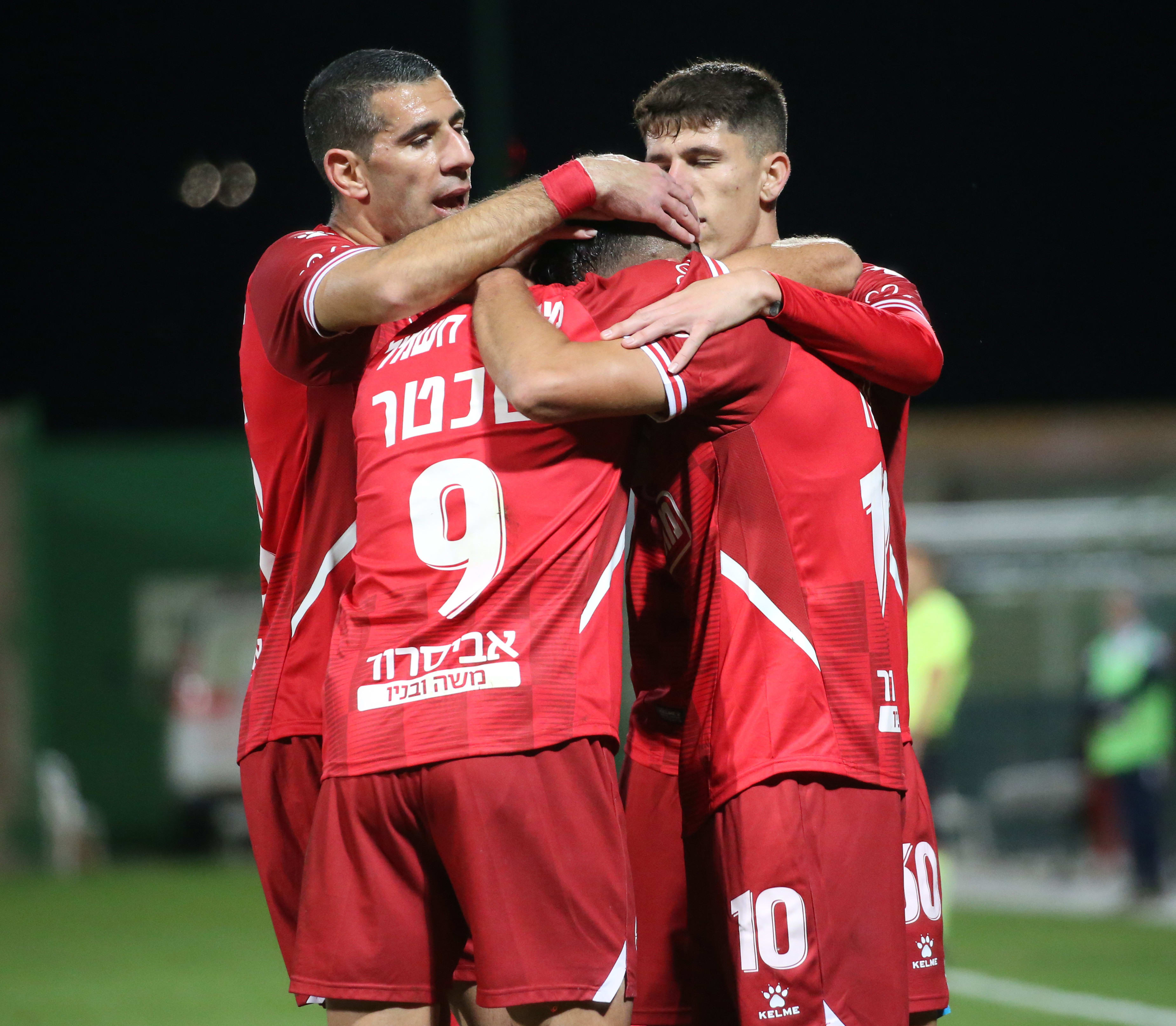 שחקני הפועל באר שבע חוגגים עם דור מיכה