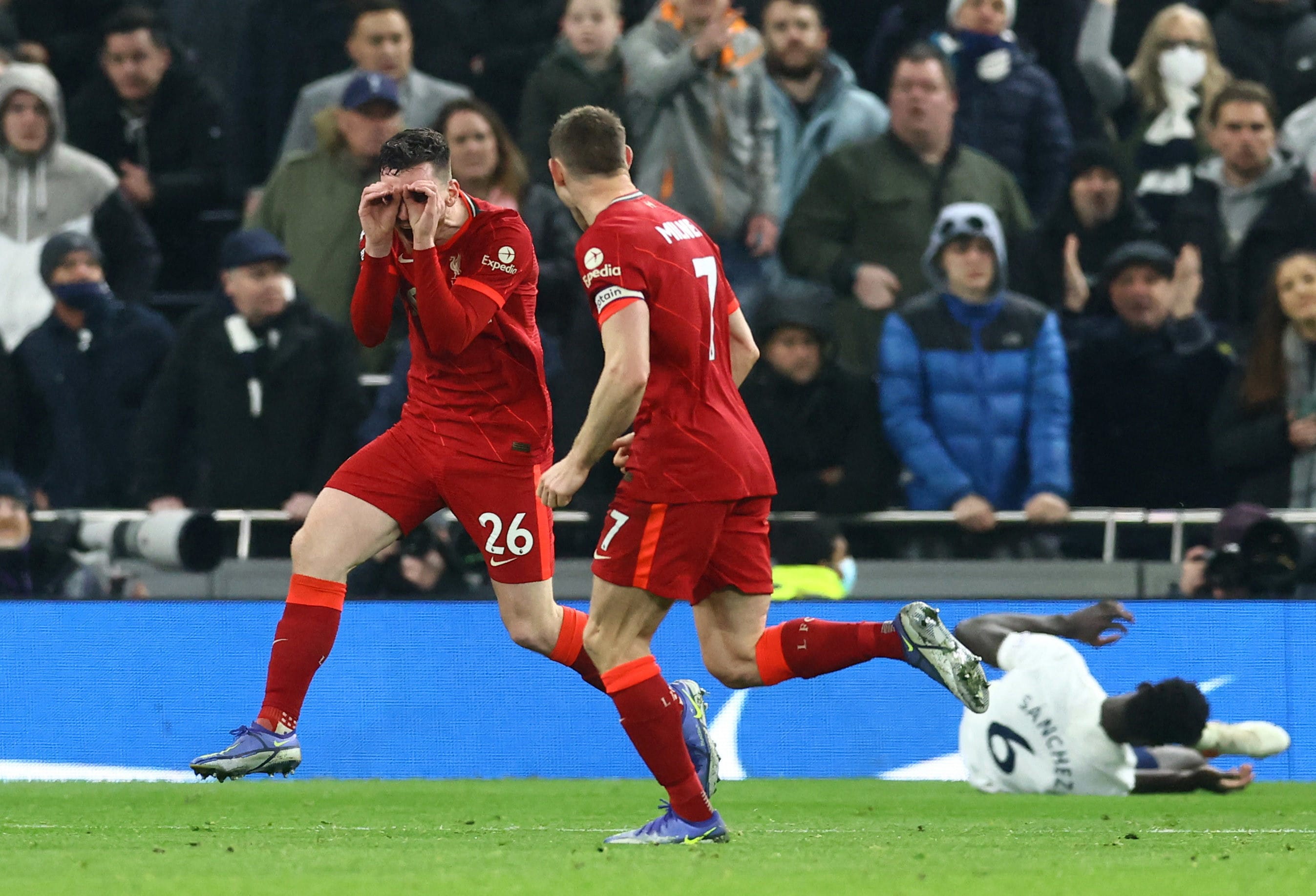 שחקן ליברפול אנדי רוברטסון חוגג שער