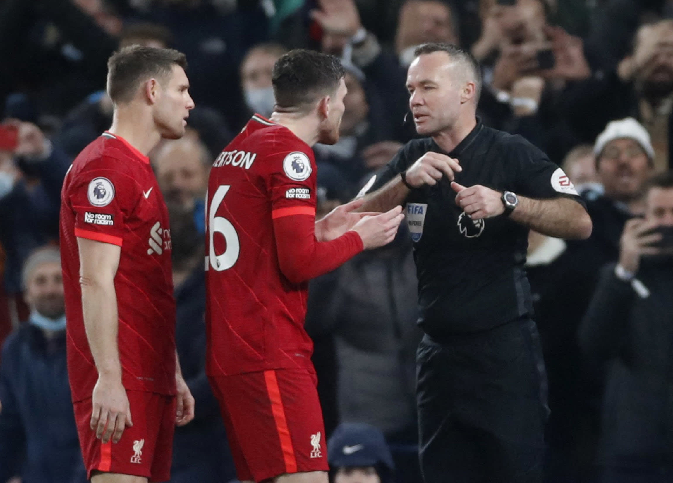 השופט פול טירני מרחיק את אנדי רוברטסון שחקן ליברפול