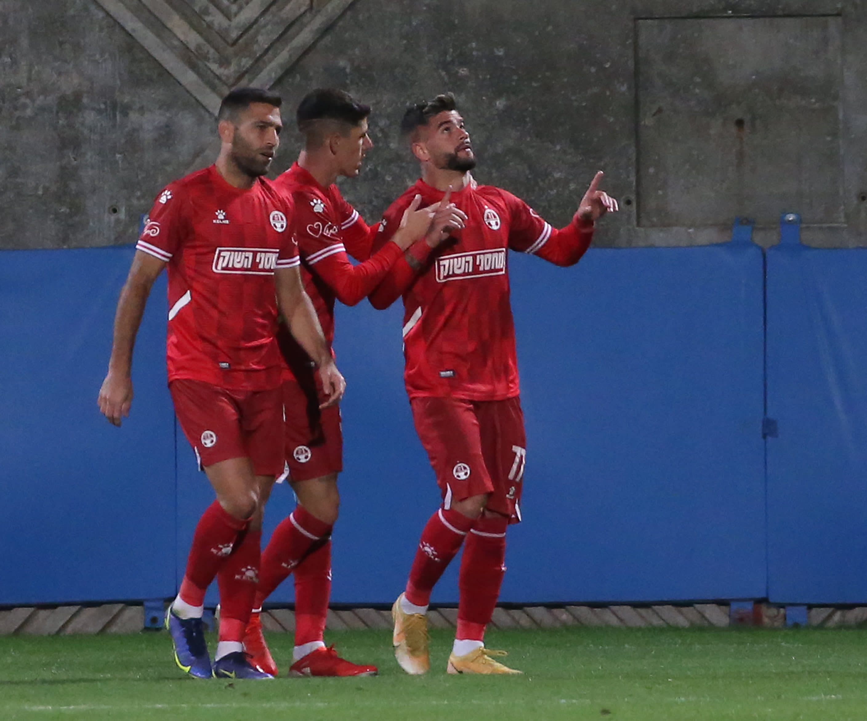 שחקן הפועל באר שבע רותם חטואל עם אור דדיה, איתי שכטר