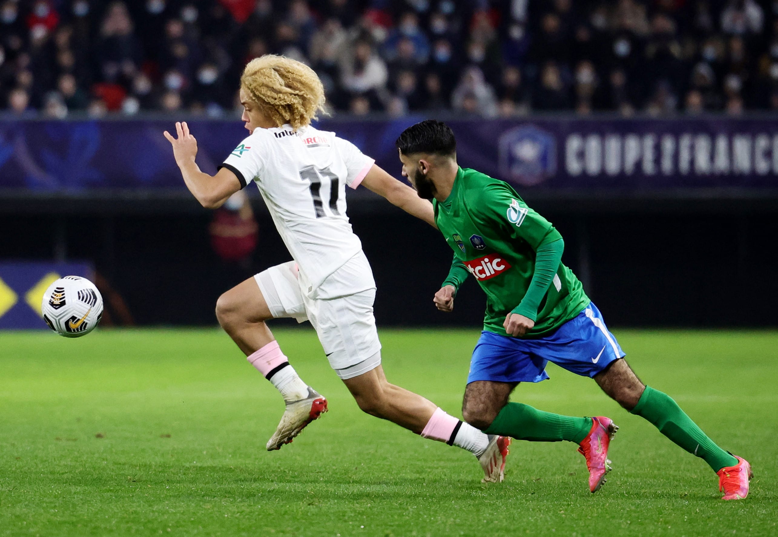 צ'אבי סימונס שחקן פריז סן ז'רמן במשחק מול פנייה אונואה