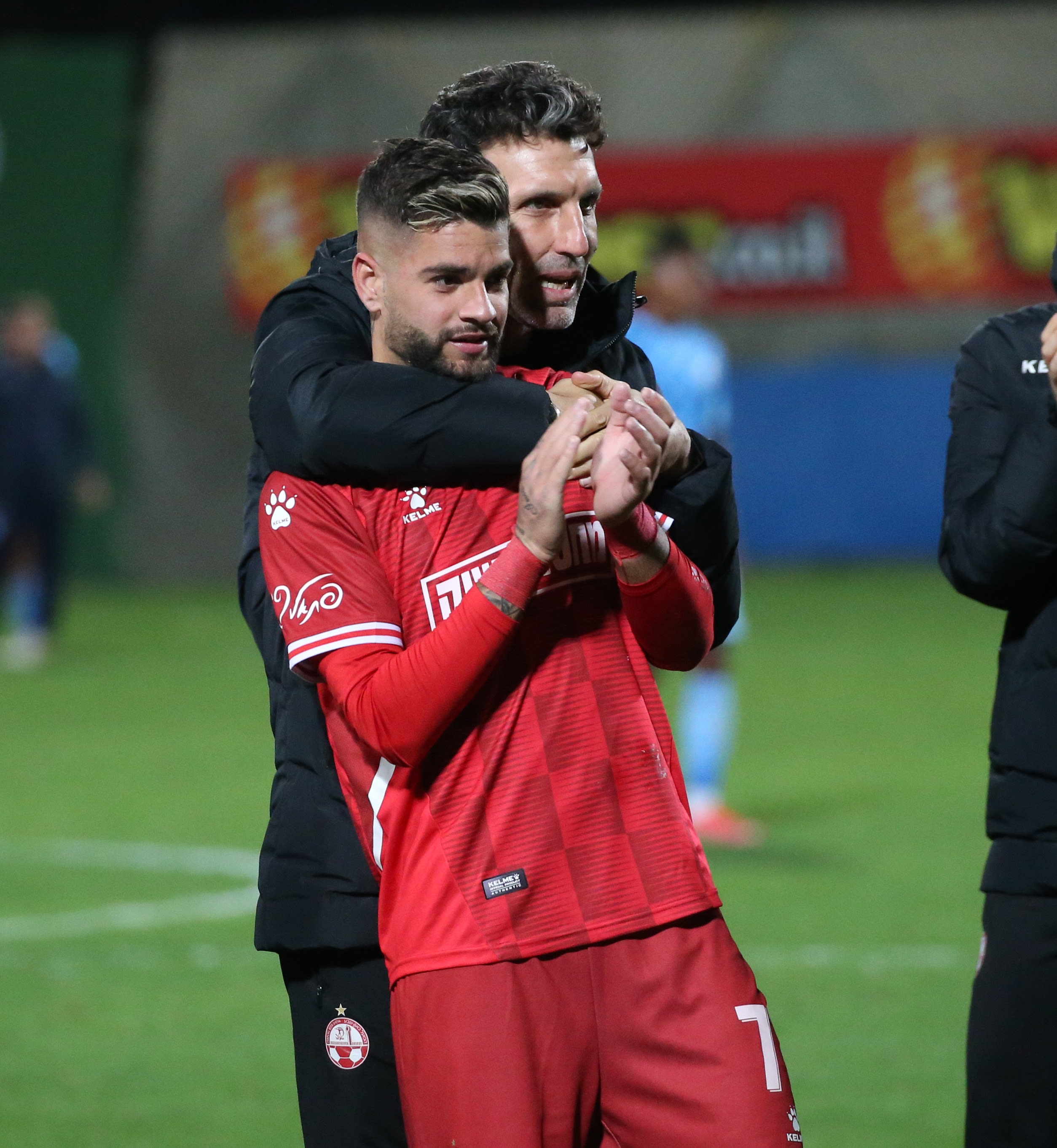 שחקן הפועל באר שבע רותם חטואל עם אריק בנאדו