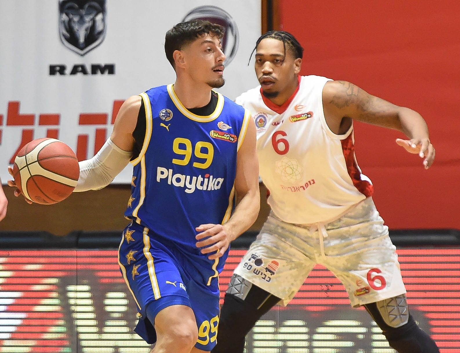 שחקן מכבי תל אביב יפתח זיו מול שחקן הפועל גליל עליון ברייס וושינגטון