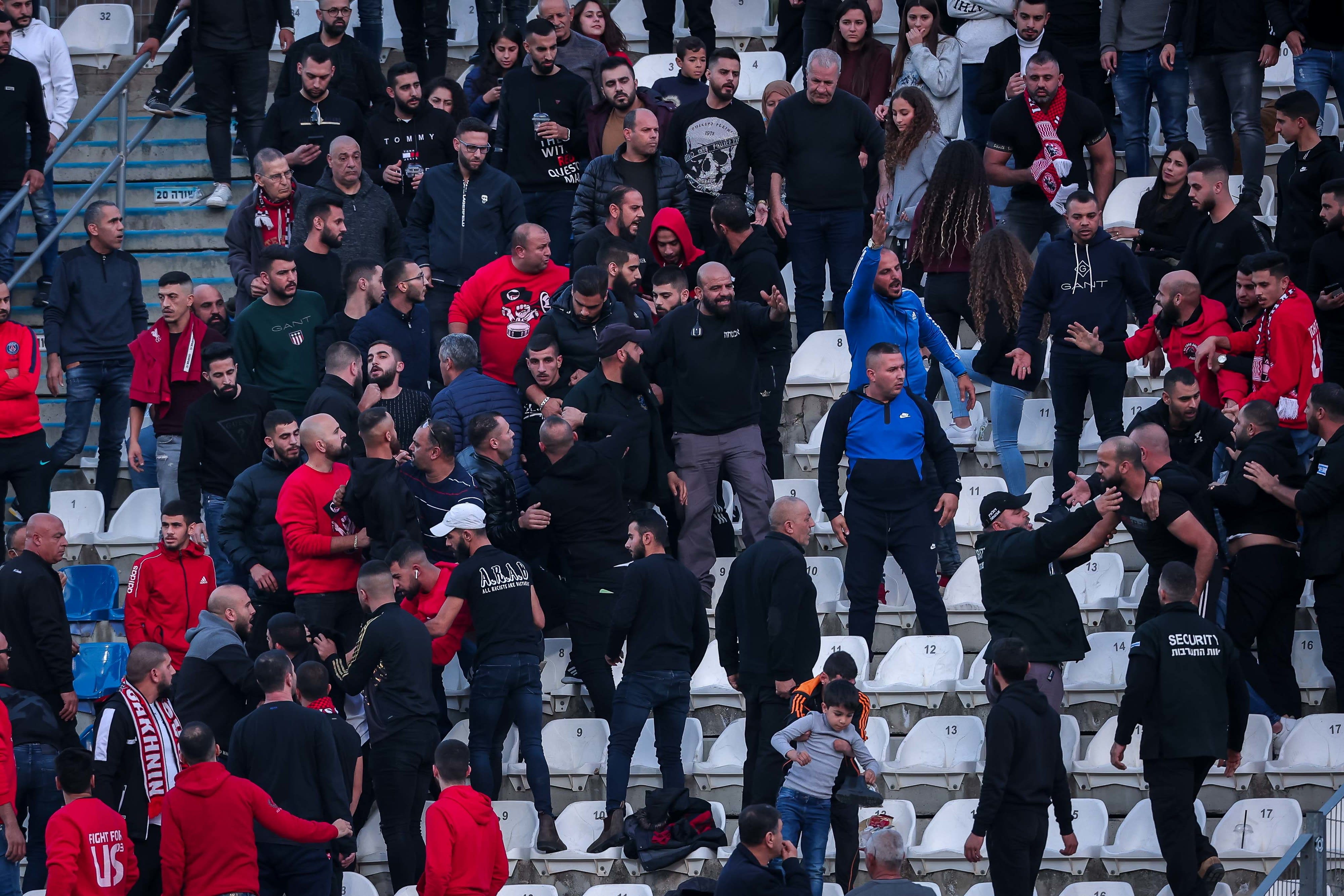 אוהדי בני סכנין מתקוטטים זה עם זה