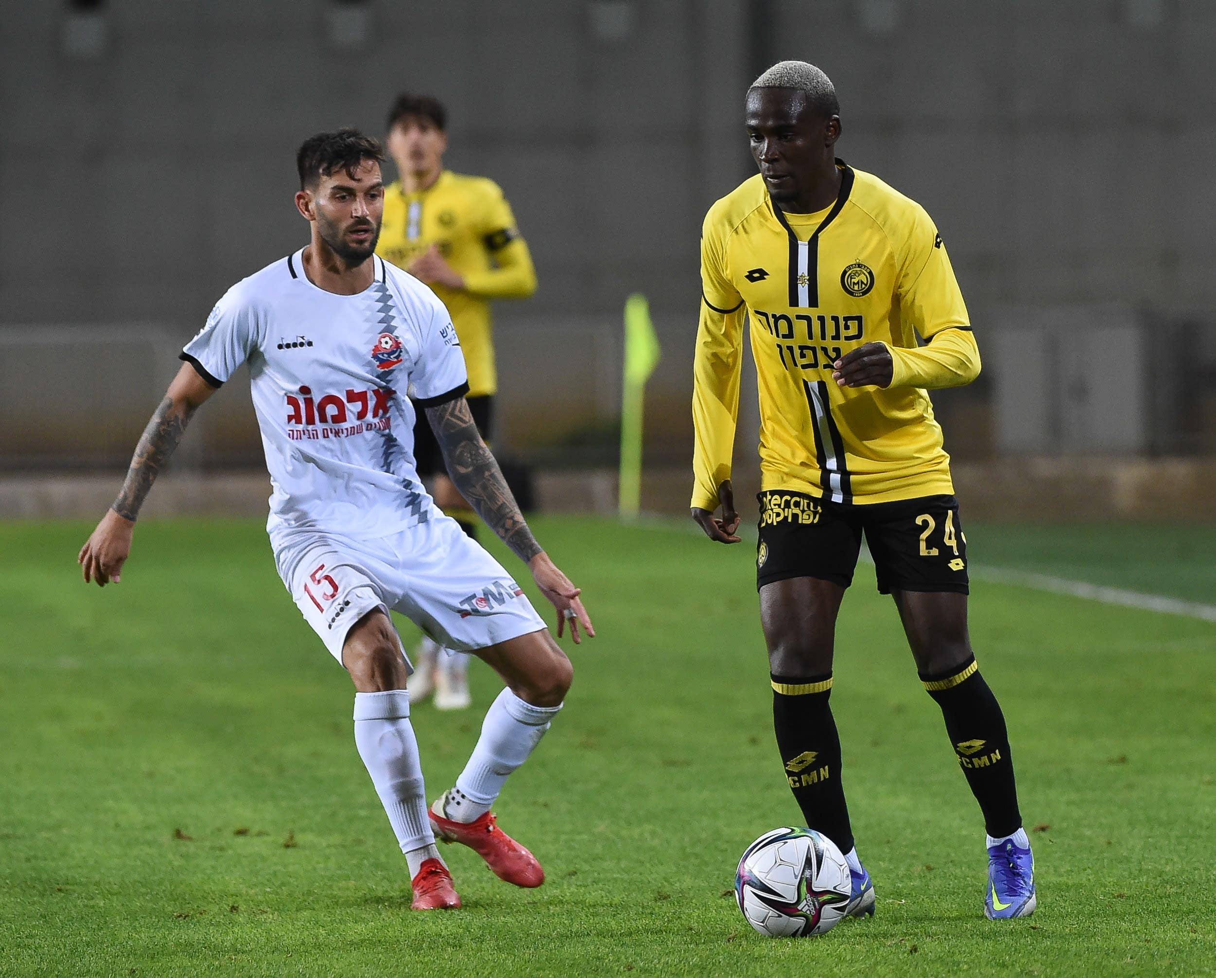 בוריס אינו שחקן מכבי נתניה מול חנן ממן שחקן הפועל חיפה