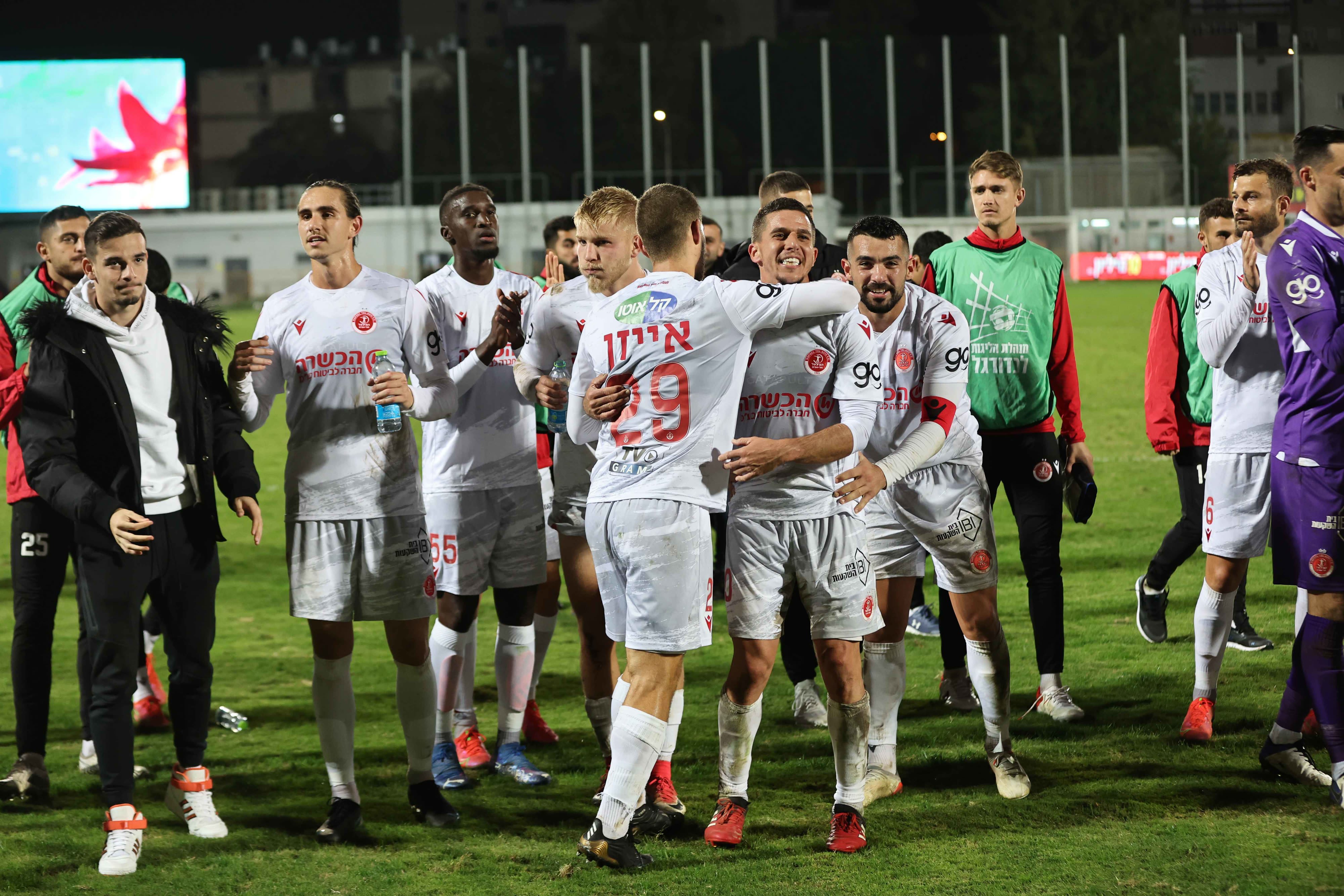 שחקני הפועל תל אביב חוגגים