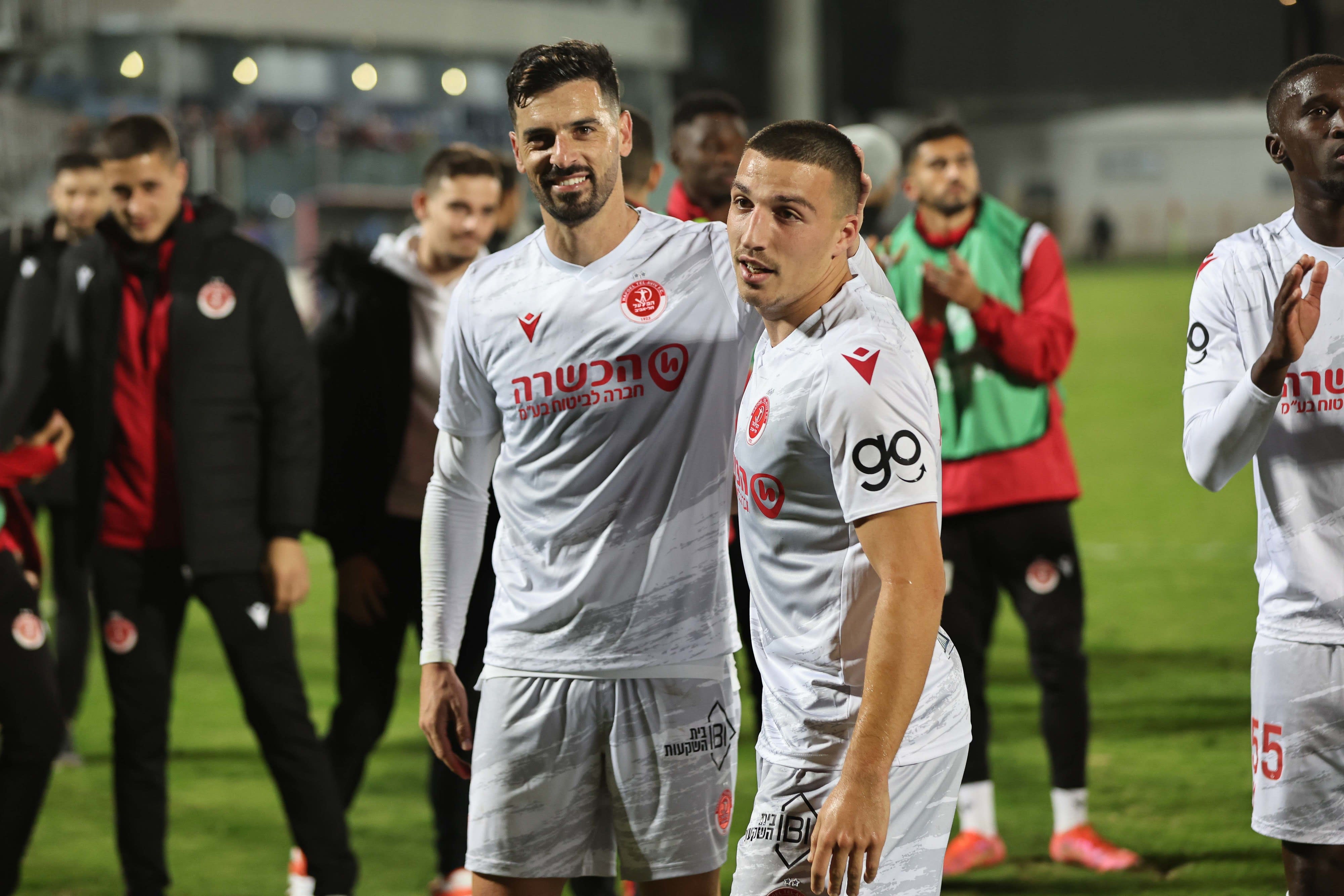 שלומי אזולאי שחקן הפועל תל אביב עם אושר דוידה