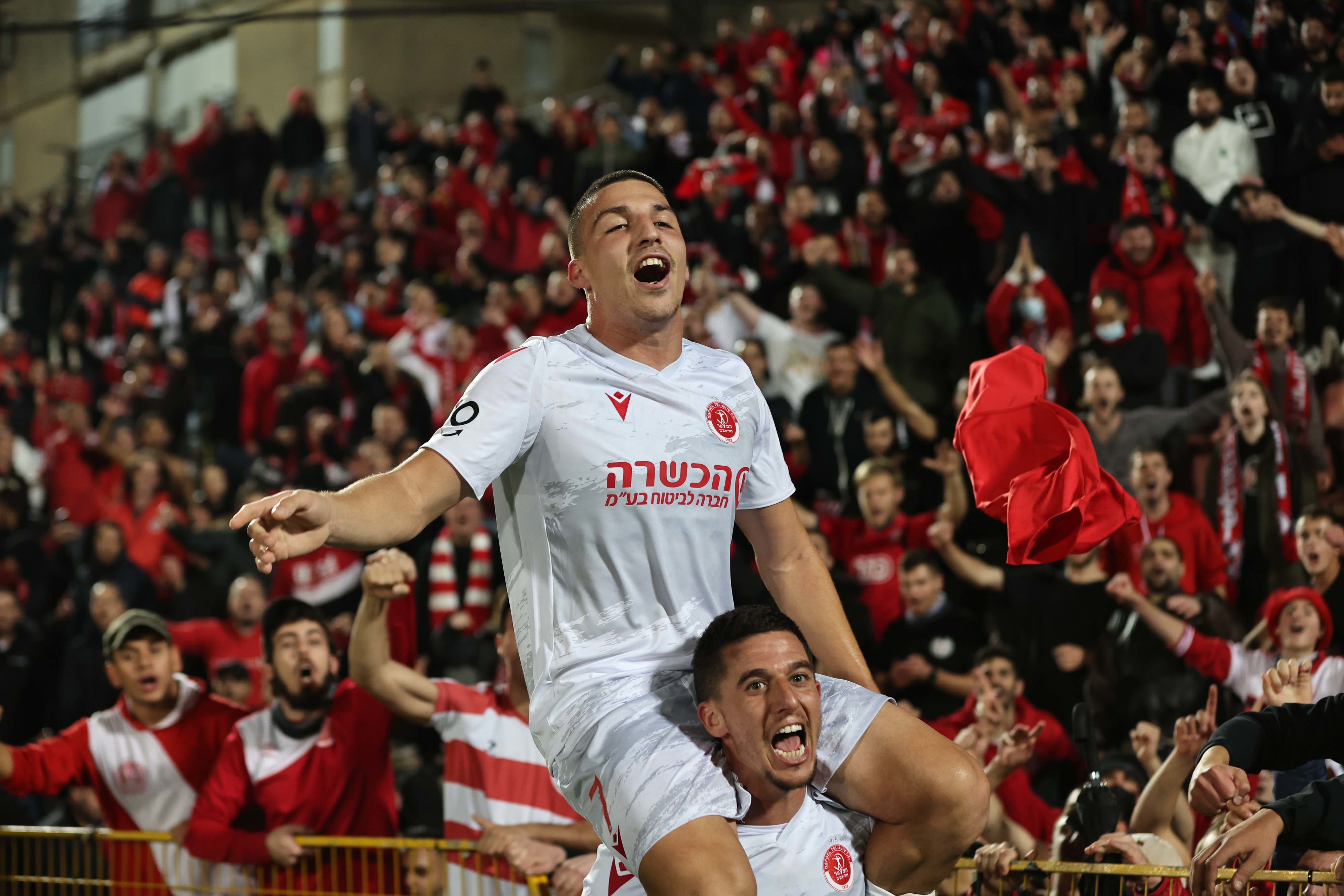 עידן ורד שחקן הפועל תל אביב עם אושר דוידה