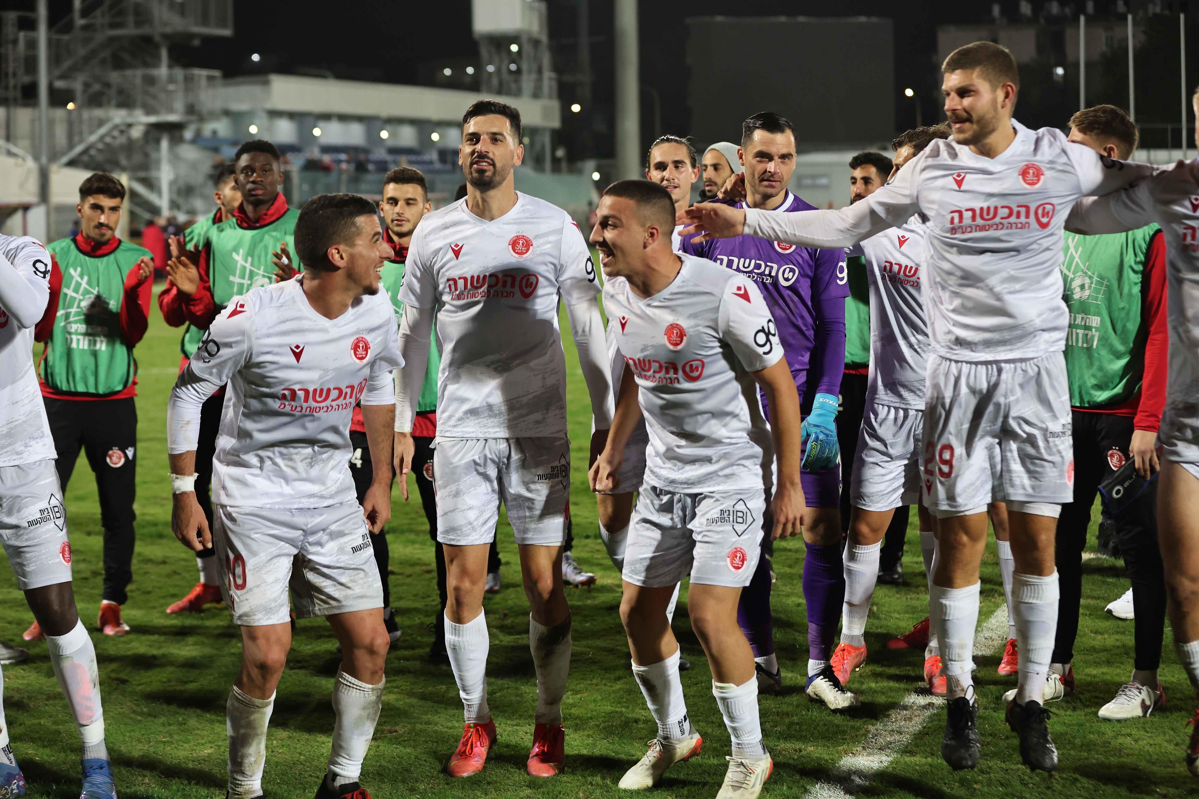 שחקני הפועל תל אביב חוגגים