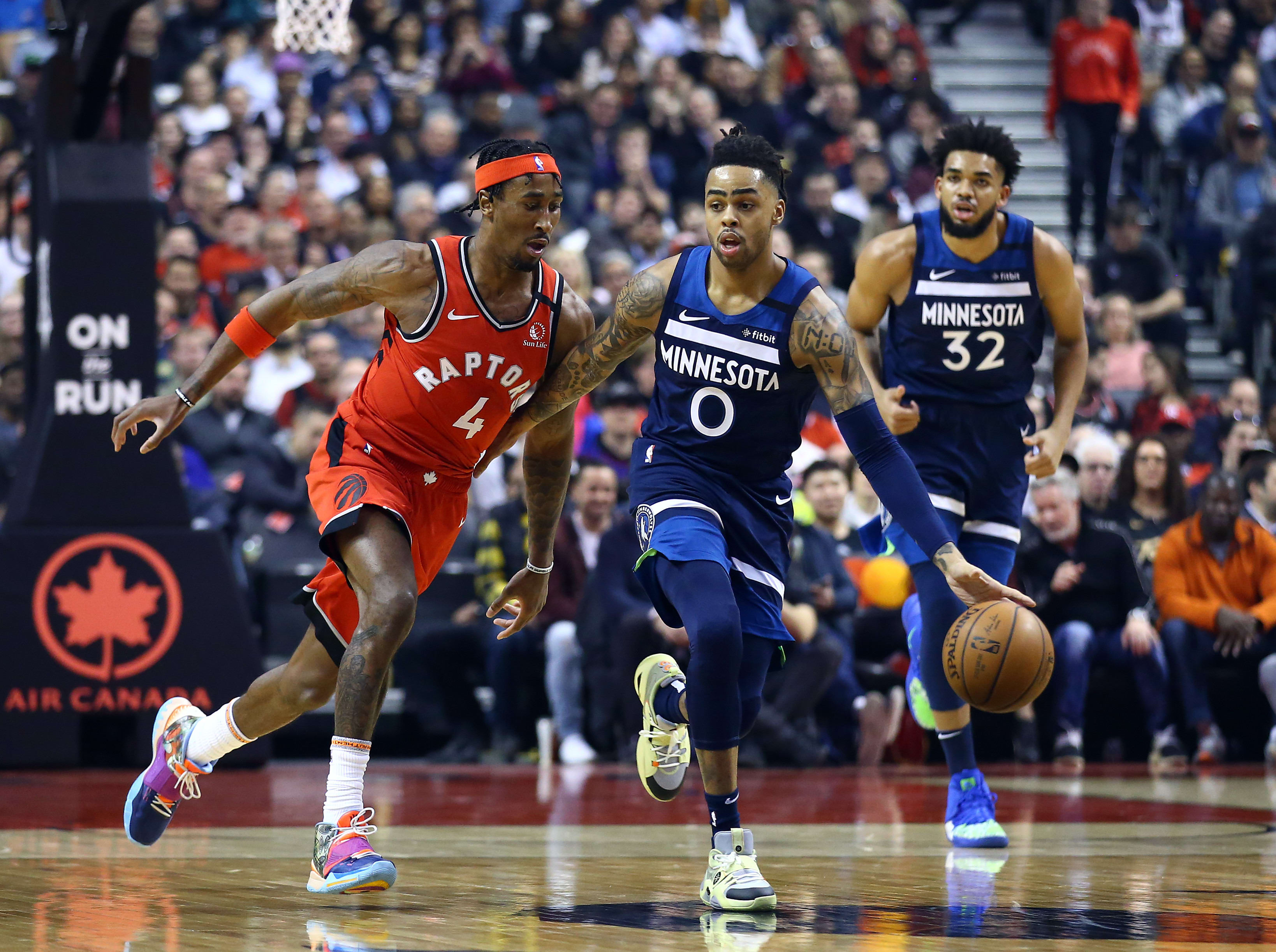 שחקן טורונטו ראפטורס רונדיי הוליס ג'פרסון מול שחקן מינסוטה טימברוולבס דיאנג'לו ראסל