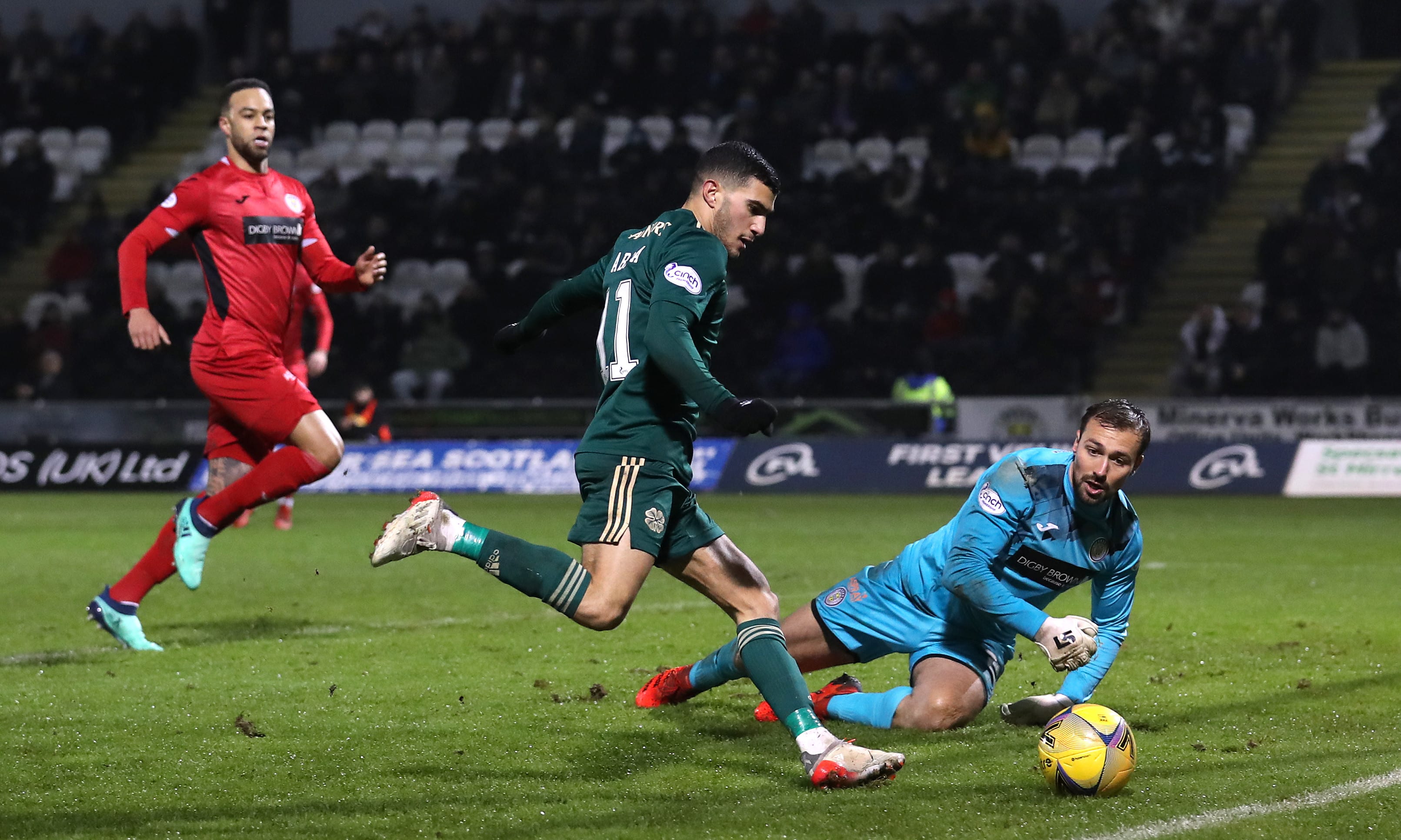 שחקן סלטיק ליאל עבדה מול שוער סט. מירן דין לינס