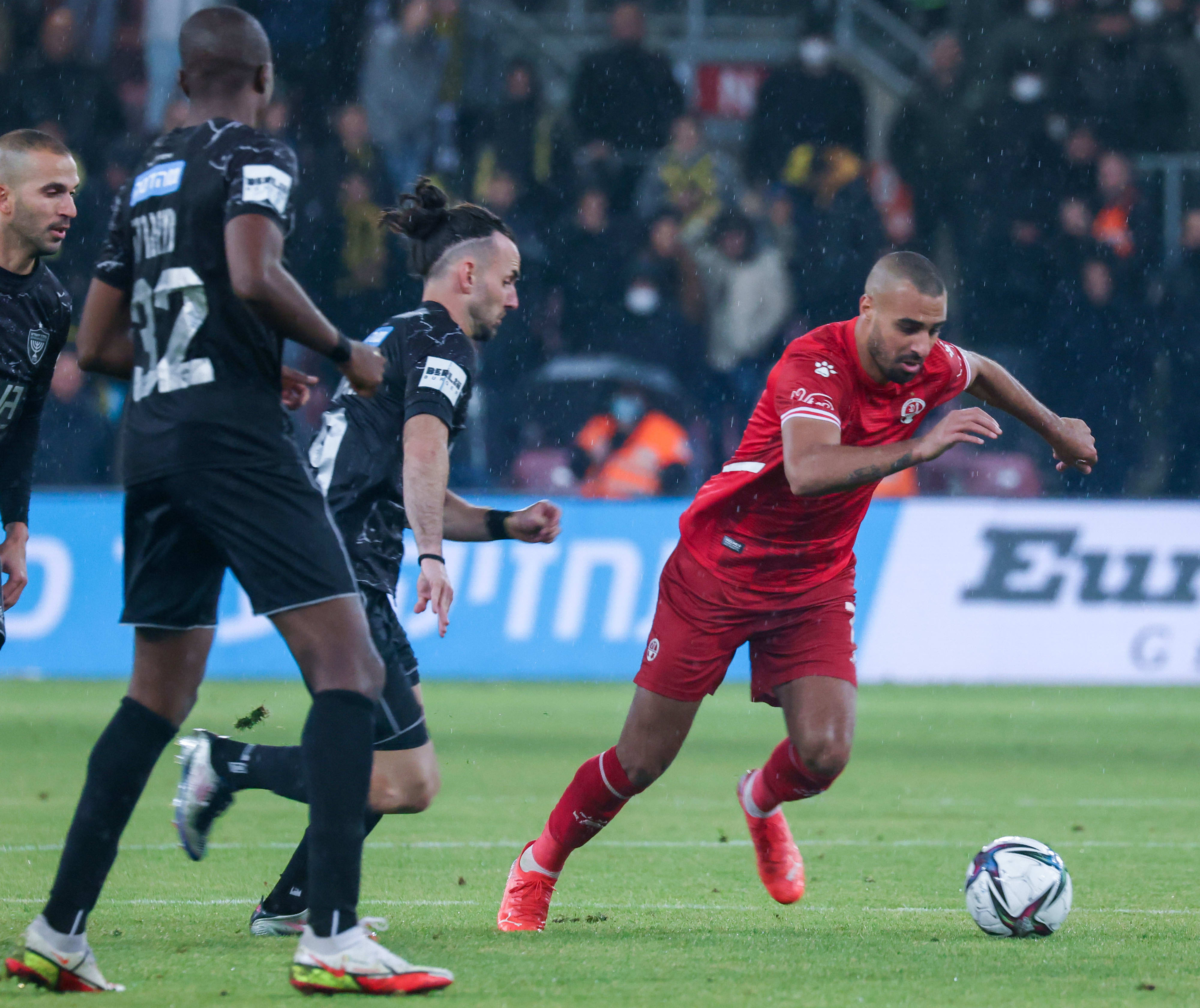 שחקן הפועל באר שבע רמזי ספורי מול שחקן בית