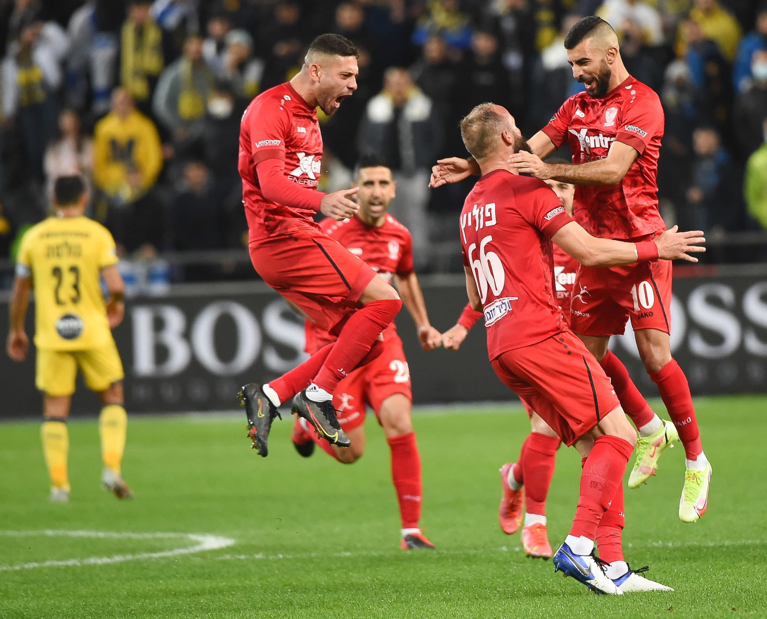 שחקני בני סכנין חוגגים שער של אנטה פוליץ'