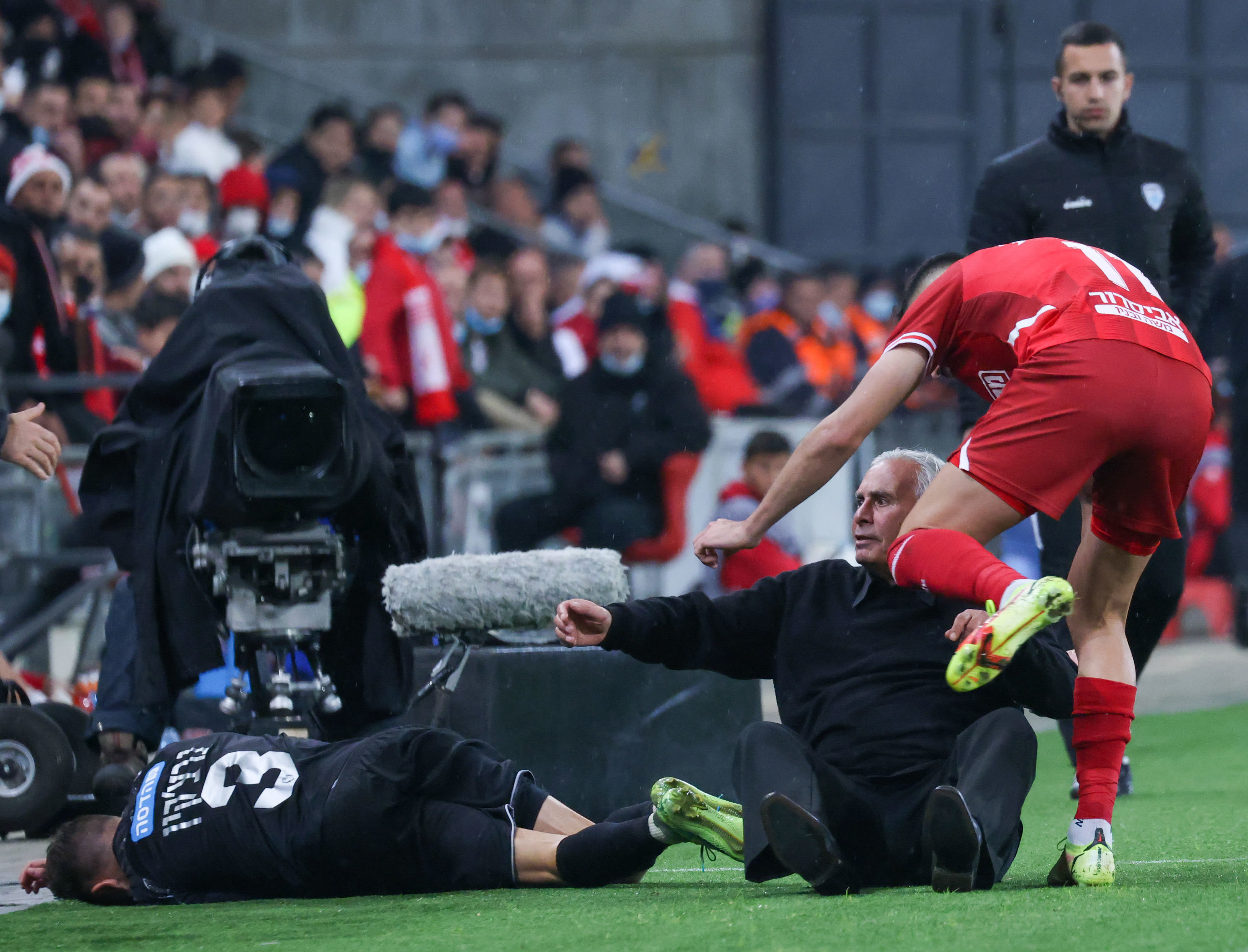 שחקן הפועל באר שבע שגיב יחזראל מול מאמן בית