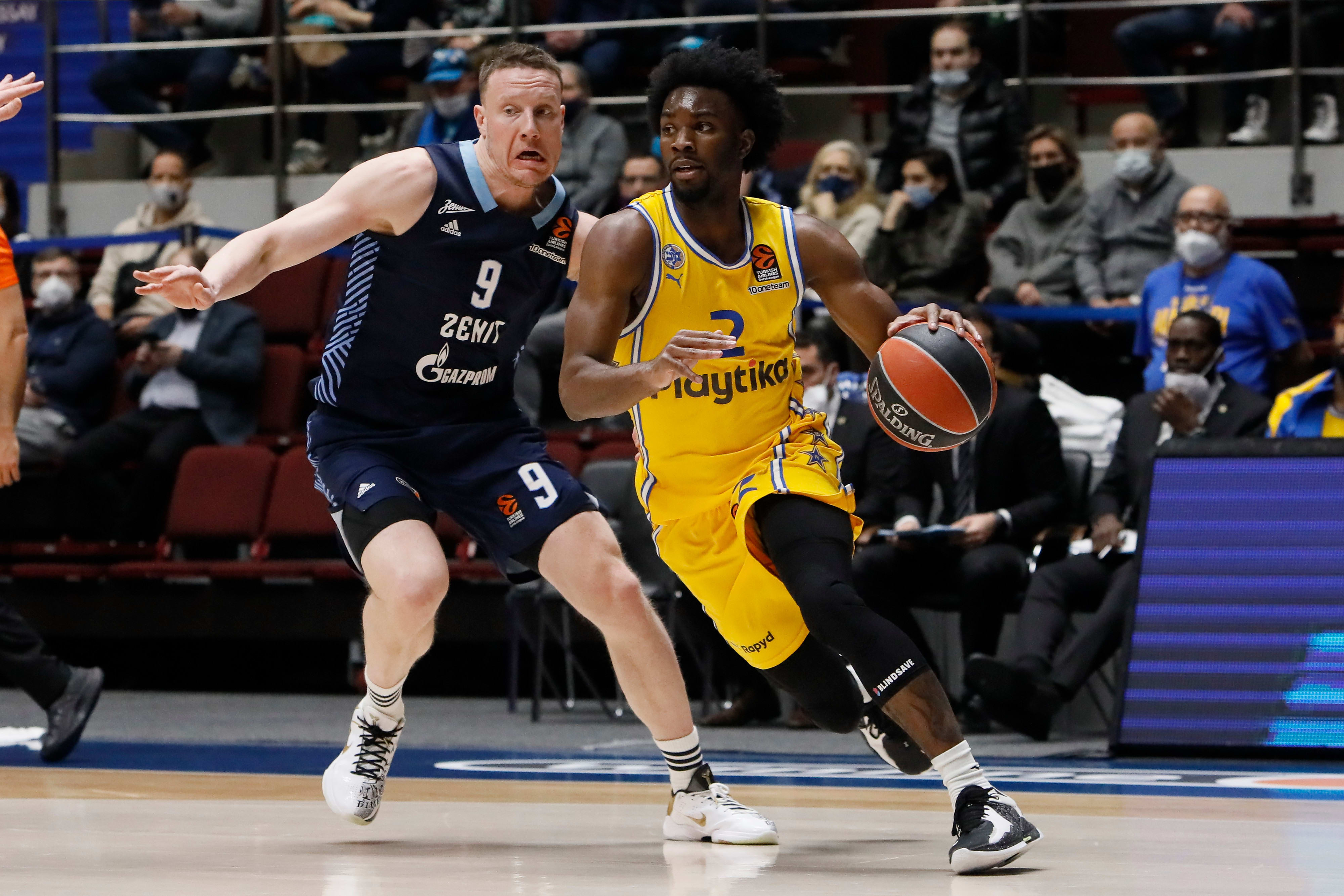 קינן אוואנס שחקן מכבי תל אביב מול דימיטרי קולאגין שחקן זניט סנט פטרסבורג