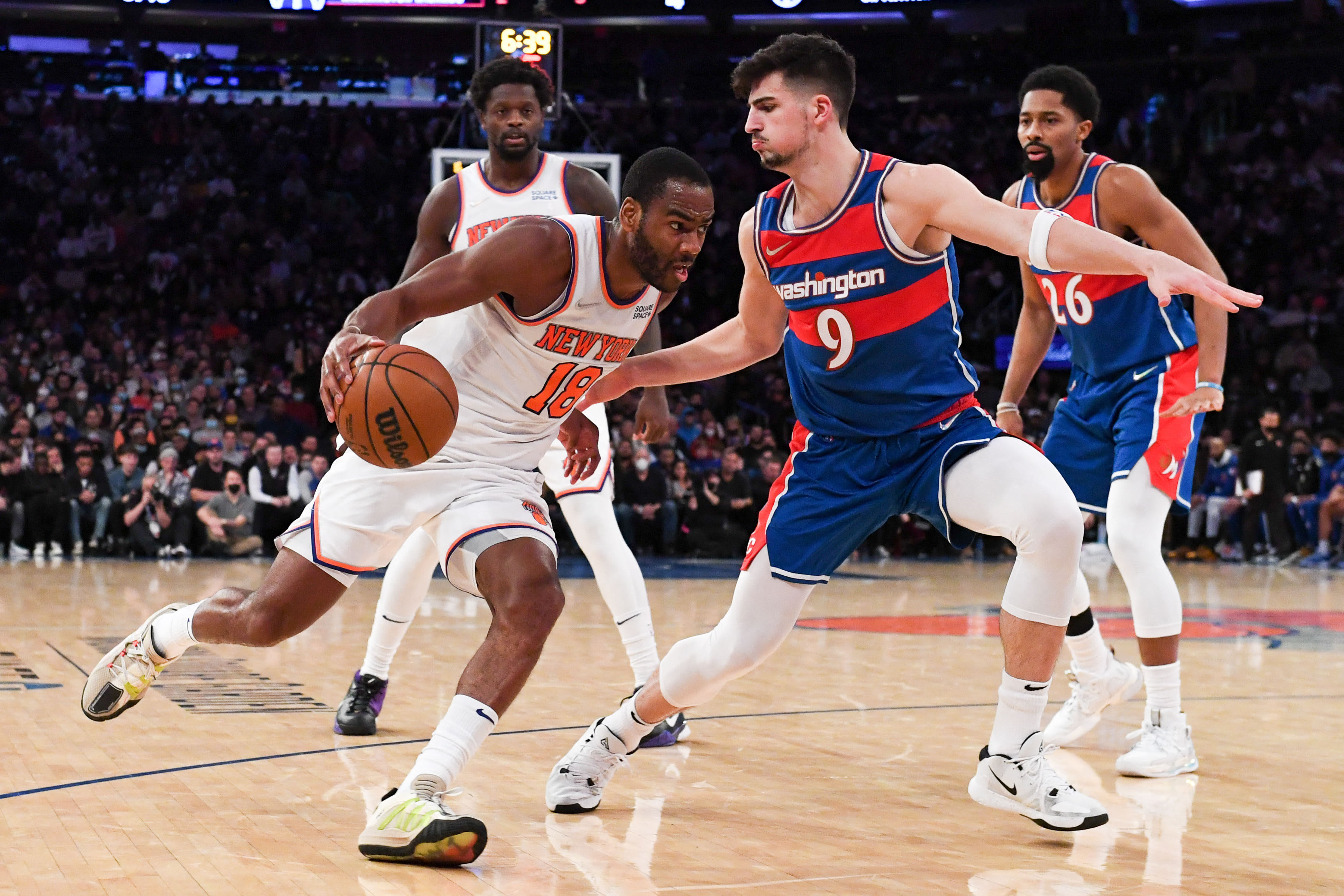 שחקן ניו יורק ניקס אלק ברקס מול שחקן וושינגטון וויזארדס דני אבדיה