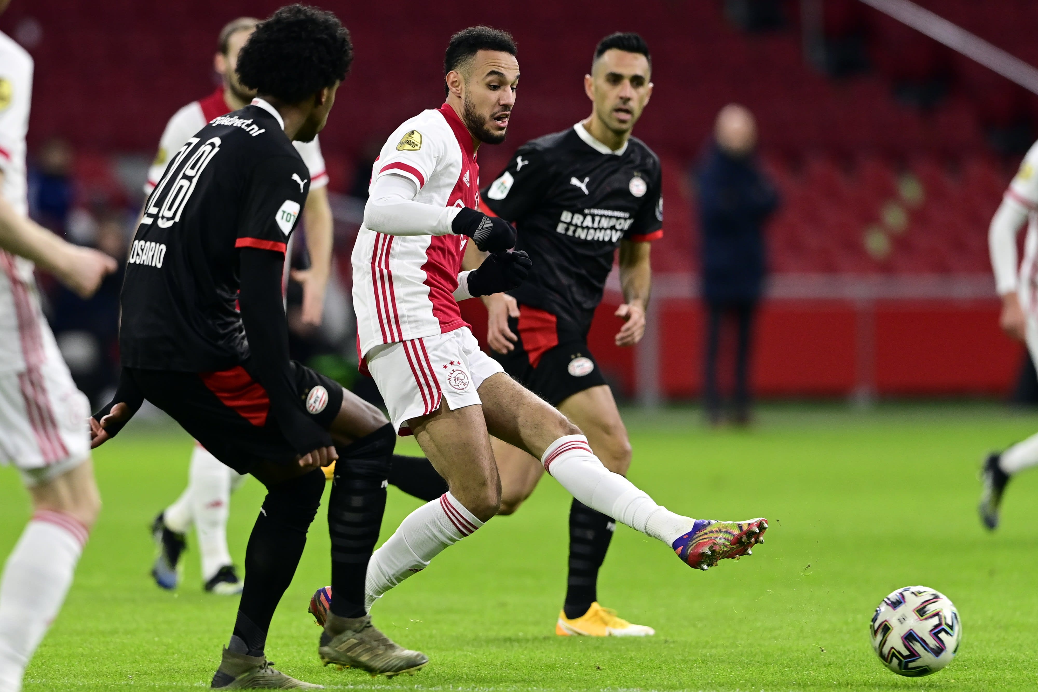 נוסייר מזראווי שחקן אייאקס לפני ערן זהבי שחקן פ.ס.וו איינדהובן