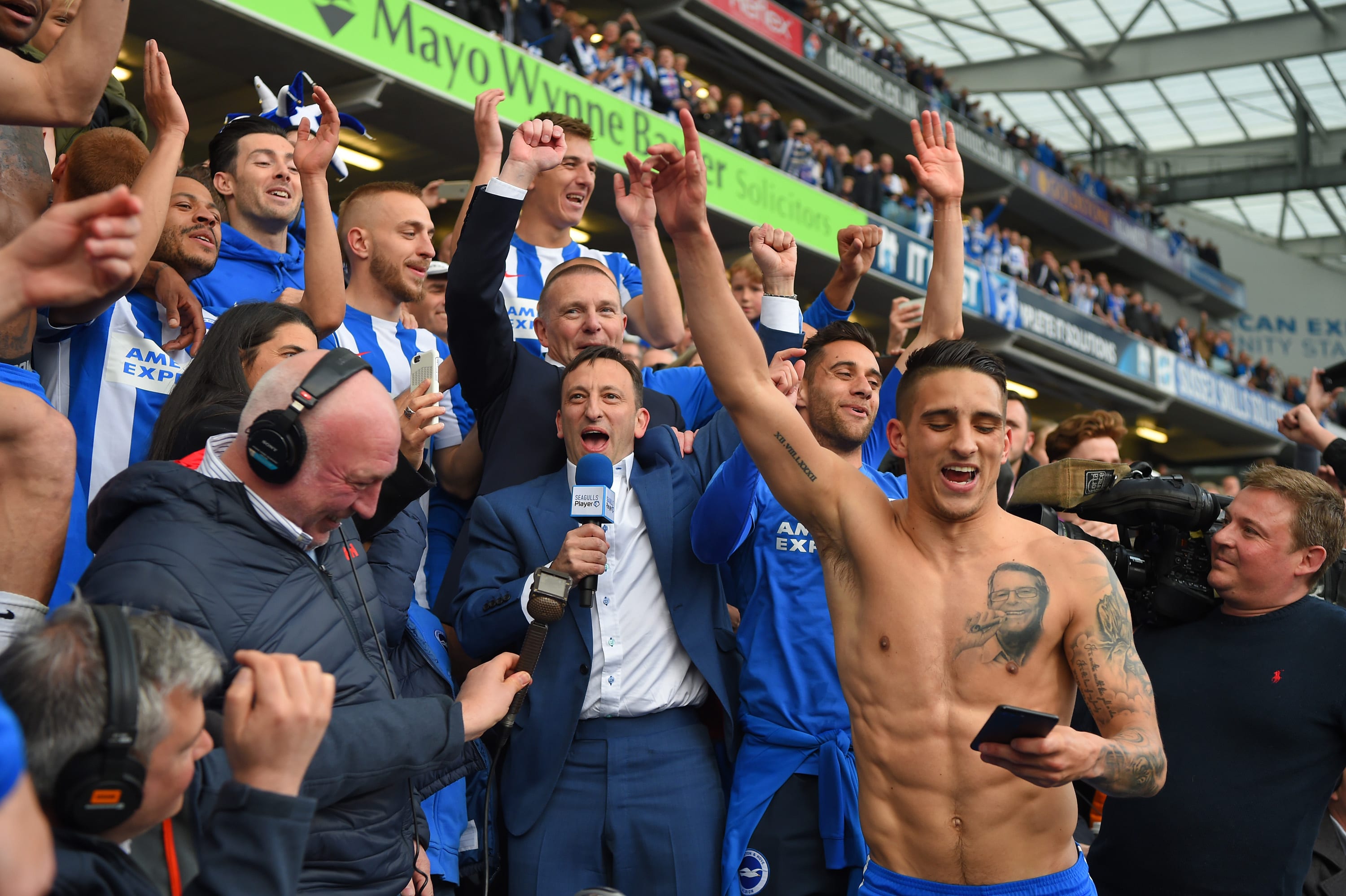 יו"ר ברייטון טוני בלום (במרכז) חוגג עם השחקנים