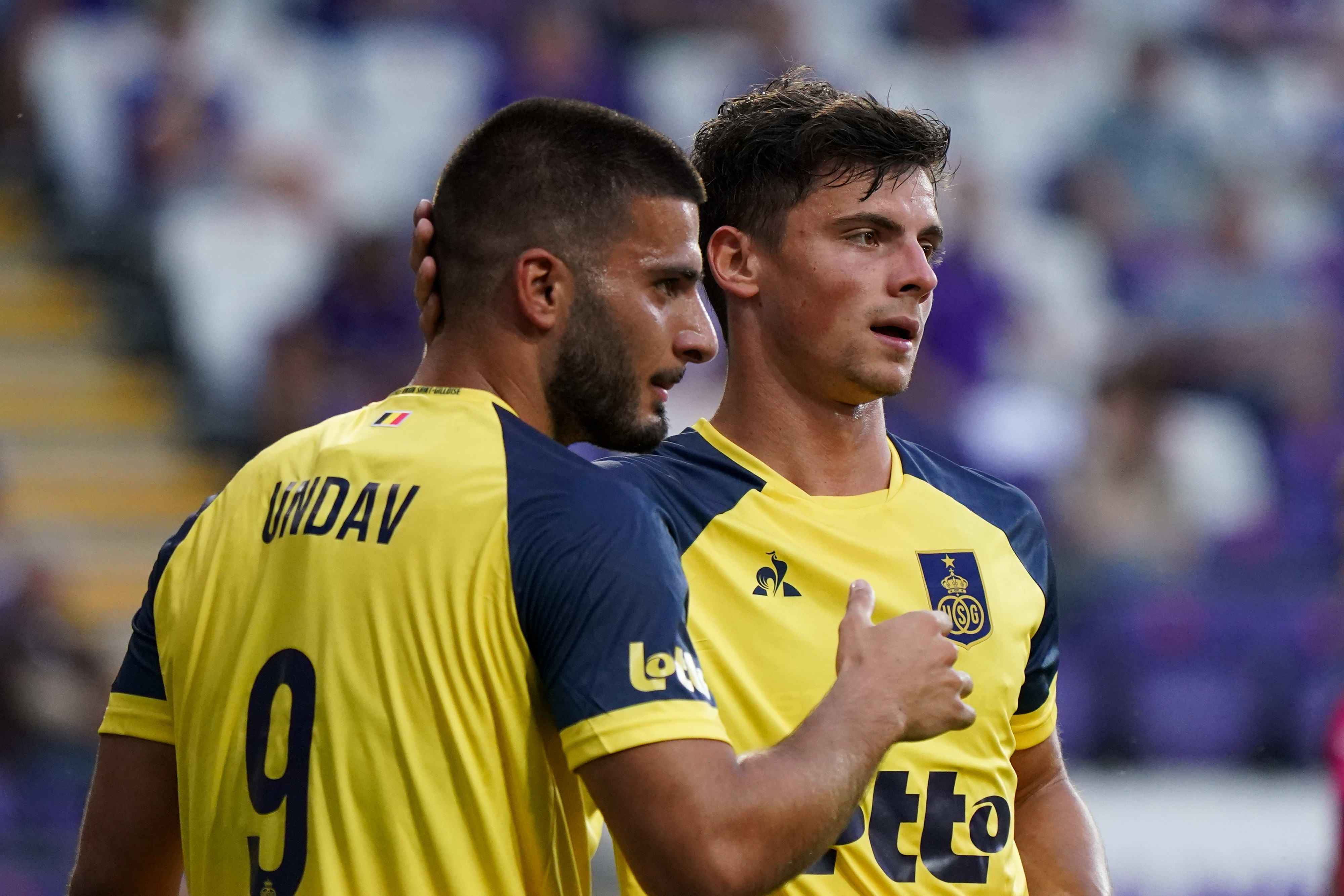 דניז אונדאב (משמאל) עם דנטה ואנזיר שחקני אוניון סן ז'ילואז