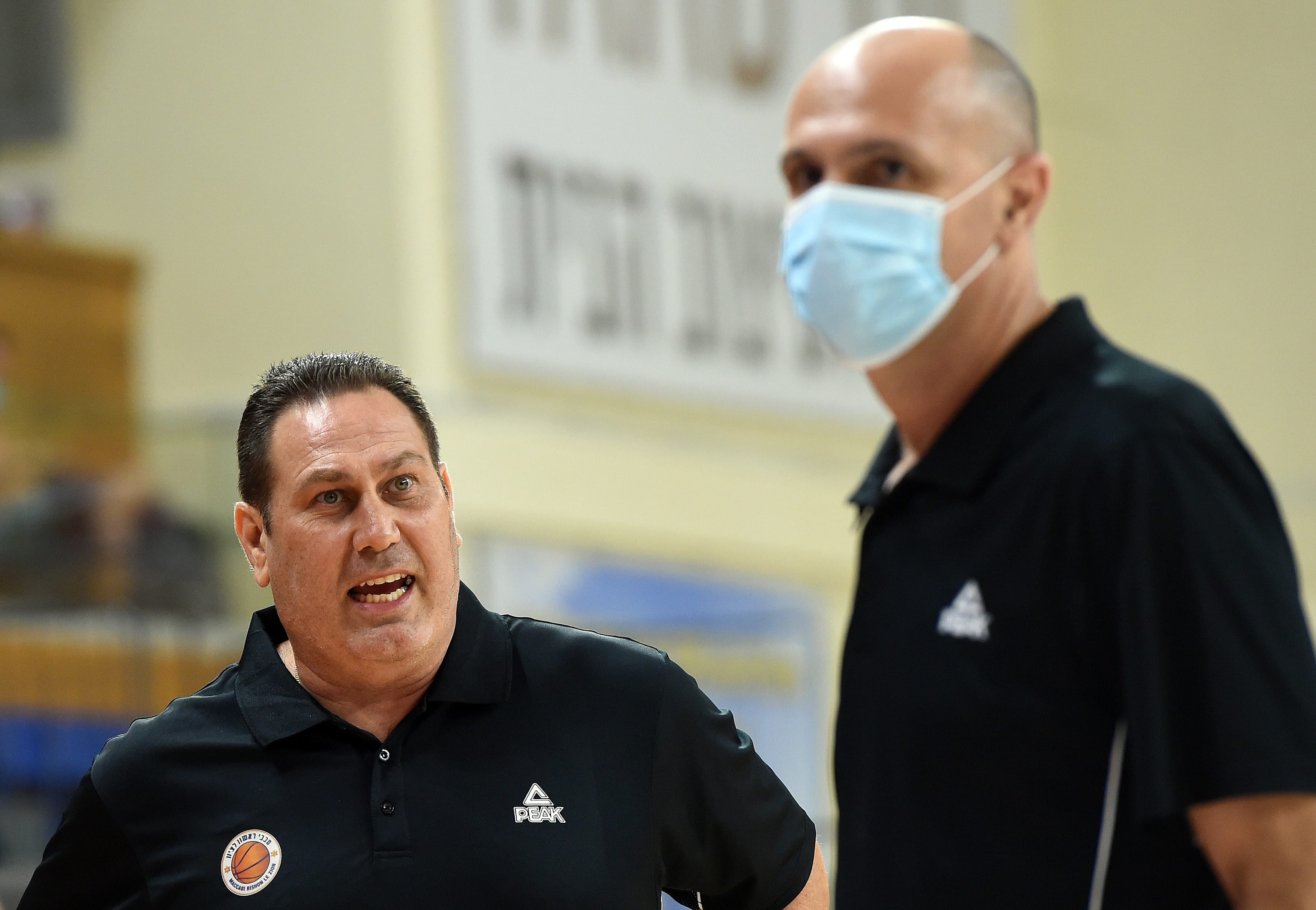 מאמן מכבי ראשון לציון גיא גודס עם עוזרו דרור כהן