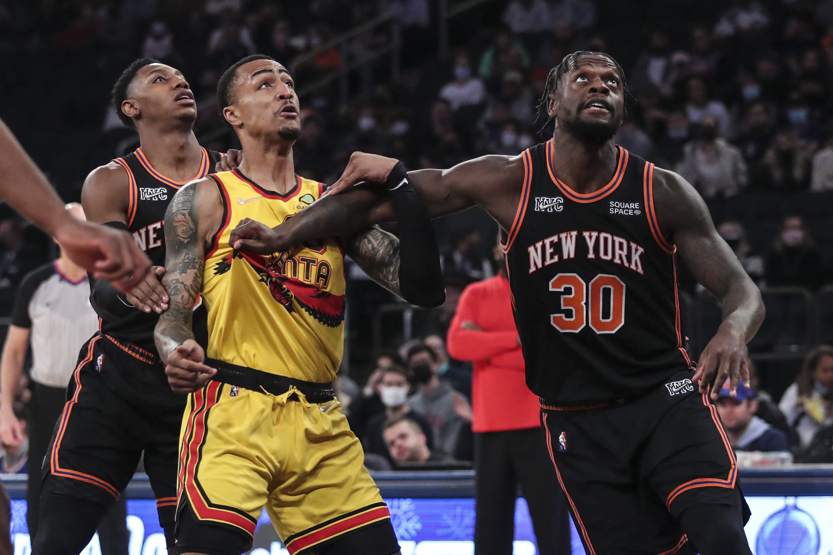 ג'ון קולינס שחקן אטלנטה מול ג'וליוס רנדל שחקן ניו יורק ניקס