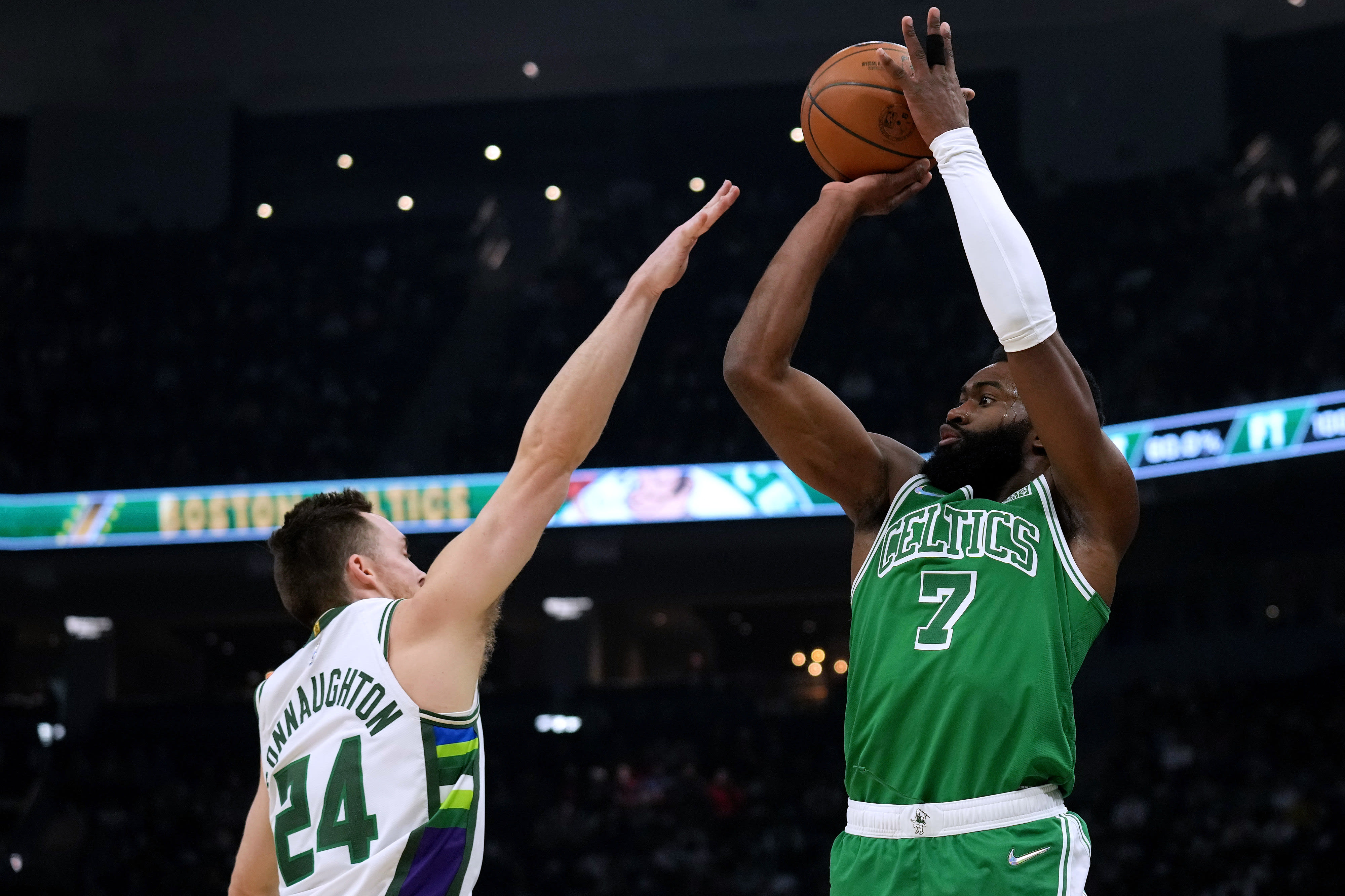 ג'יילן בראון שחקן בוסטון מול פאט קונוטון שחקן מילווקי