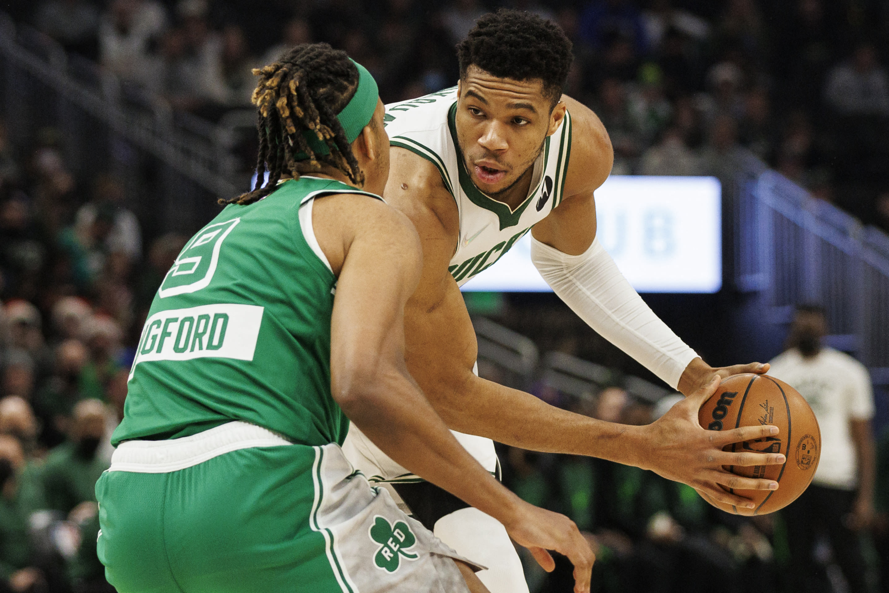 יאניס אנטטוקומפו שחקן מילווקי מול רומאו לנגפורד שחקן בוסטון