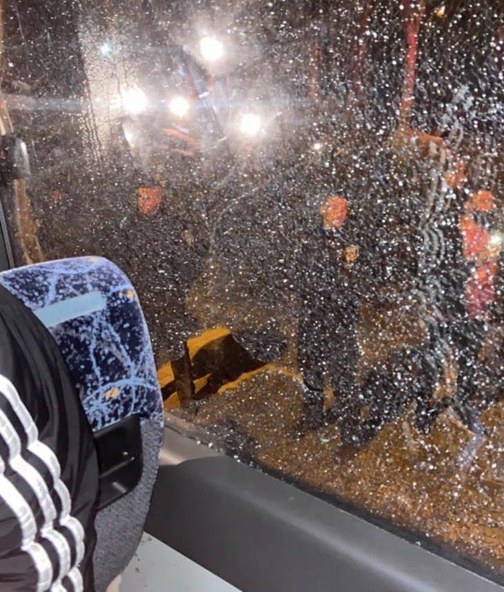 אוטובוס אוהדים של בני סכנין, שהשמשה שלו נופצה אחרי משחק מול מכבי חיפה