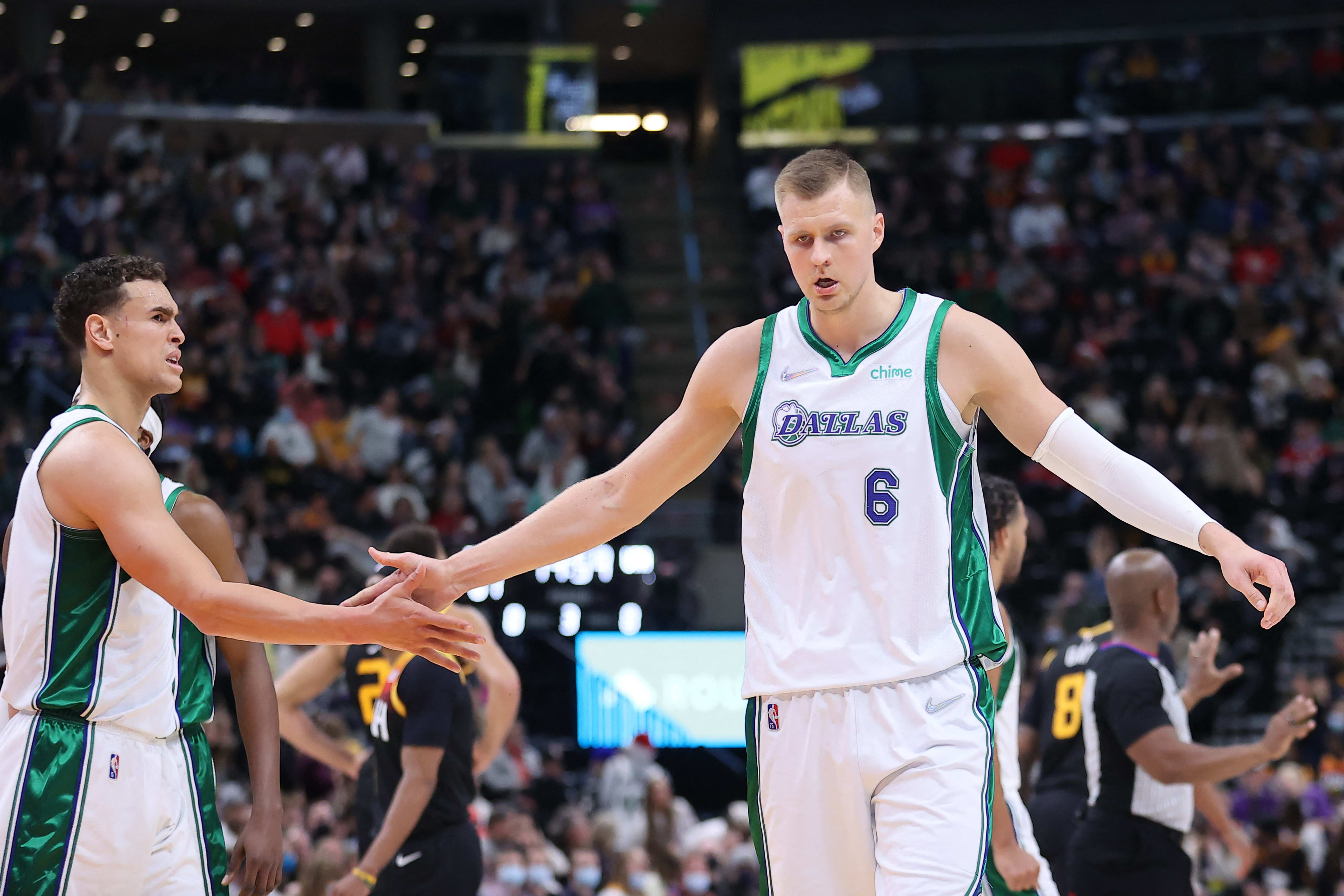 שחקני דאלאס מאבריקס קריסטאפס פורזינגיס, דוויט פאוול