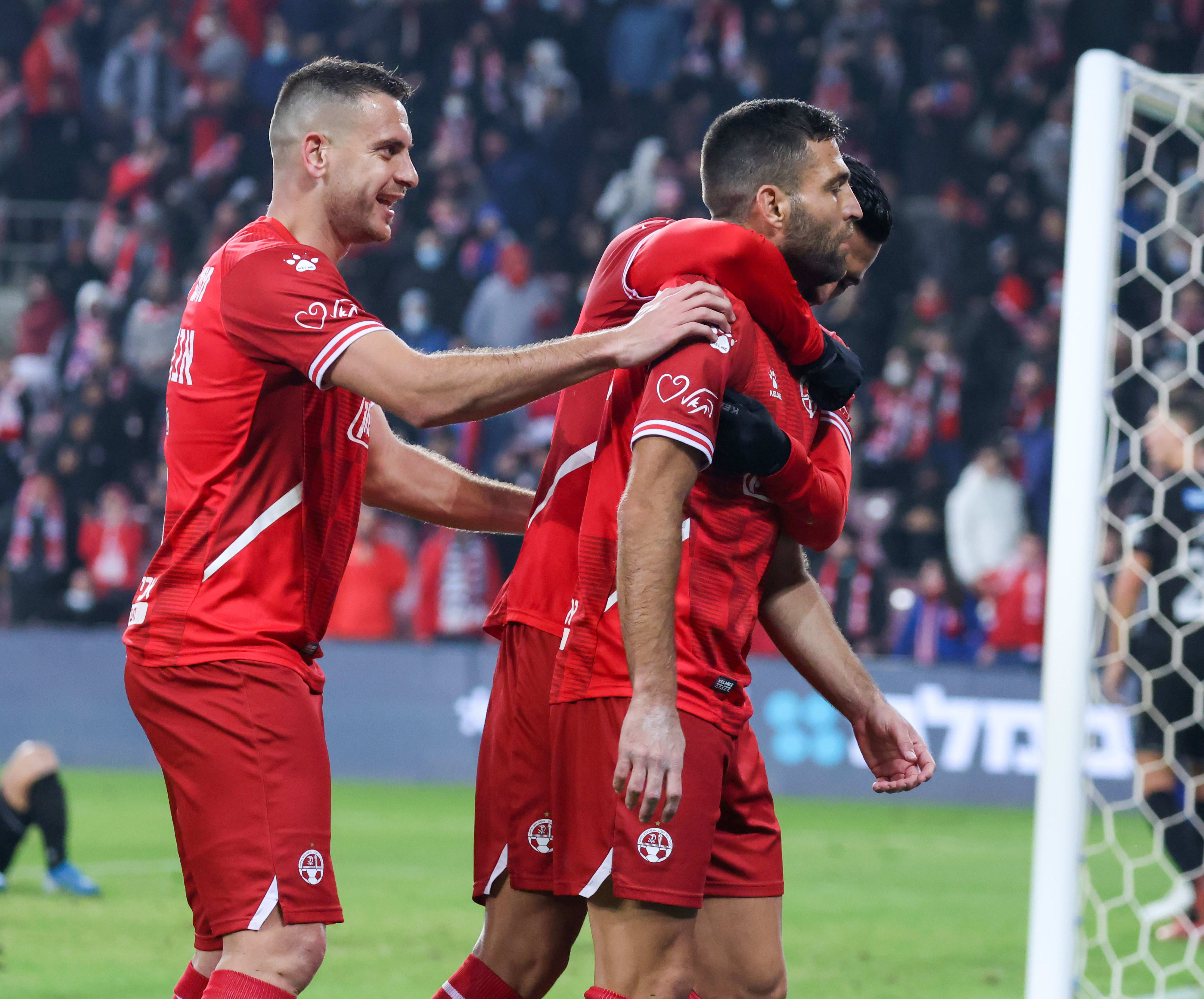 שחקן הפועל באר שבע איתי שכטר עם איאד אבו עביד