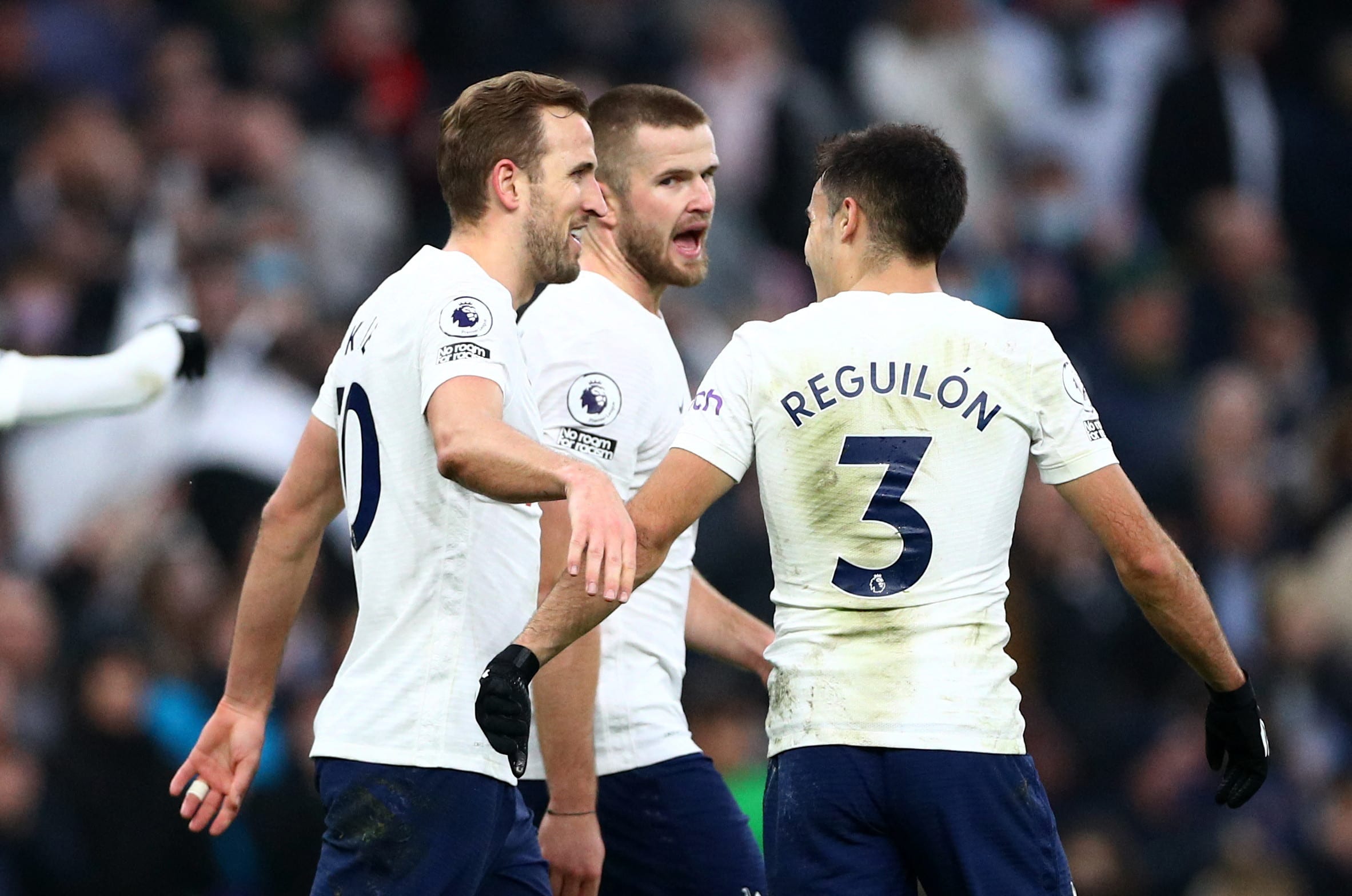 שחקני טוטנהאם חוגגים עם הארי קיין