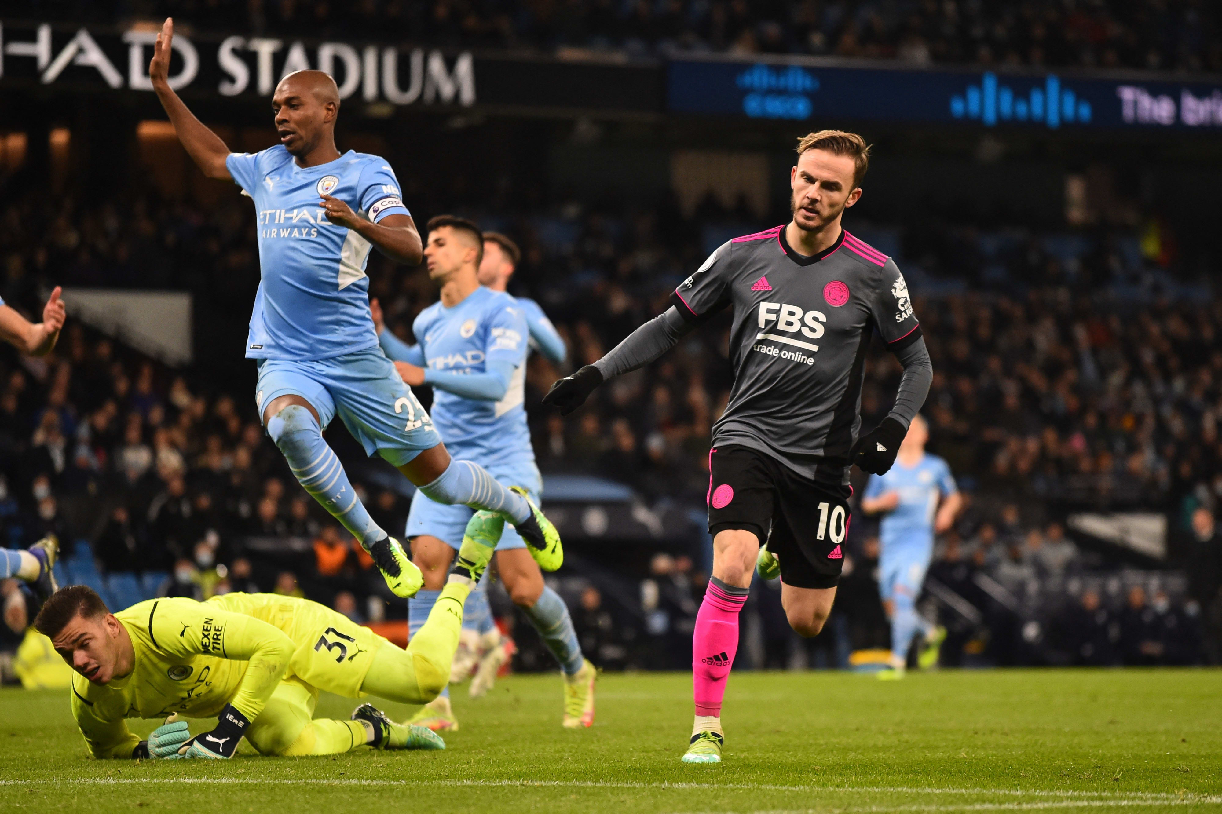 ג'יימס מדיסון שחקן לסטר סיטי כובש מול מנצ'סטר סיטי