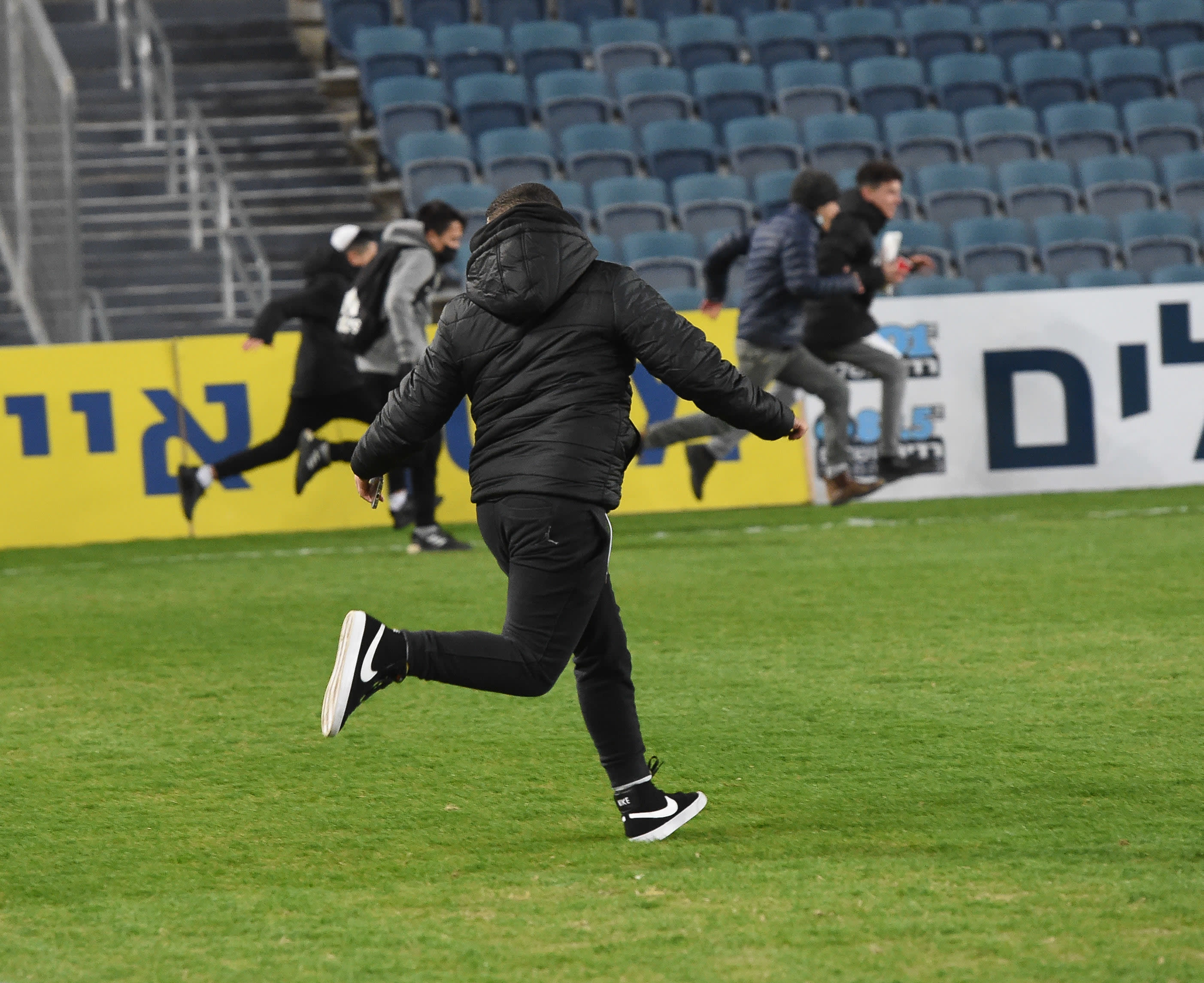 אוהד בית"ר פורץ למגרש