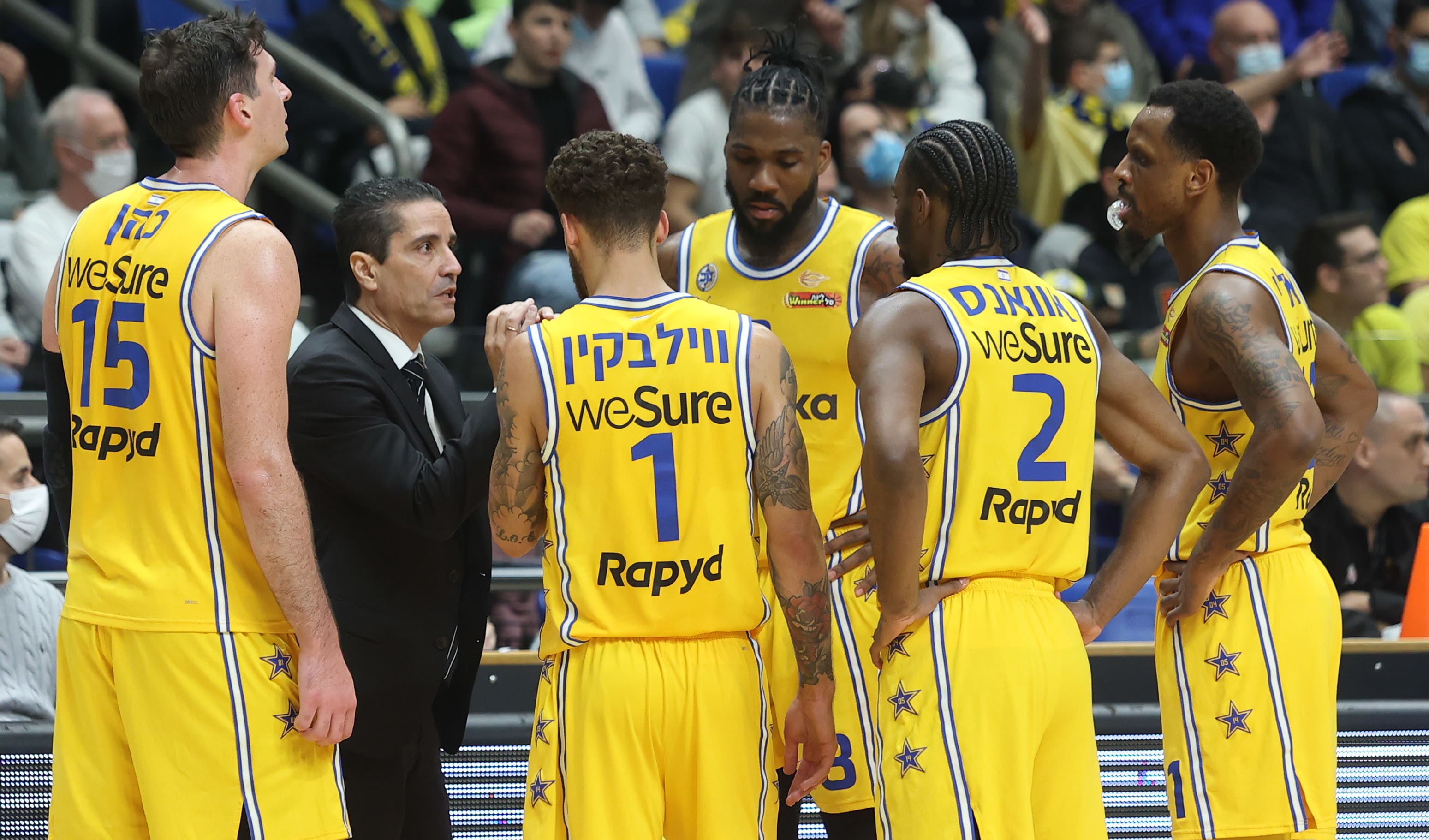 שחקני מכבי תל אביב עם יאניס ספרופולוס