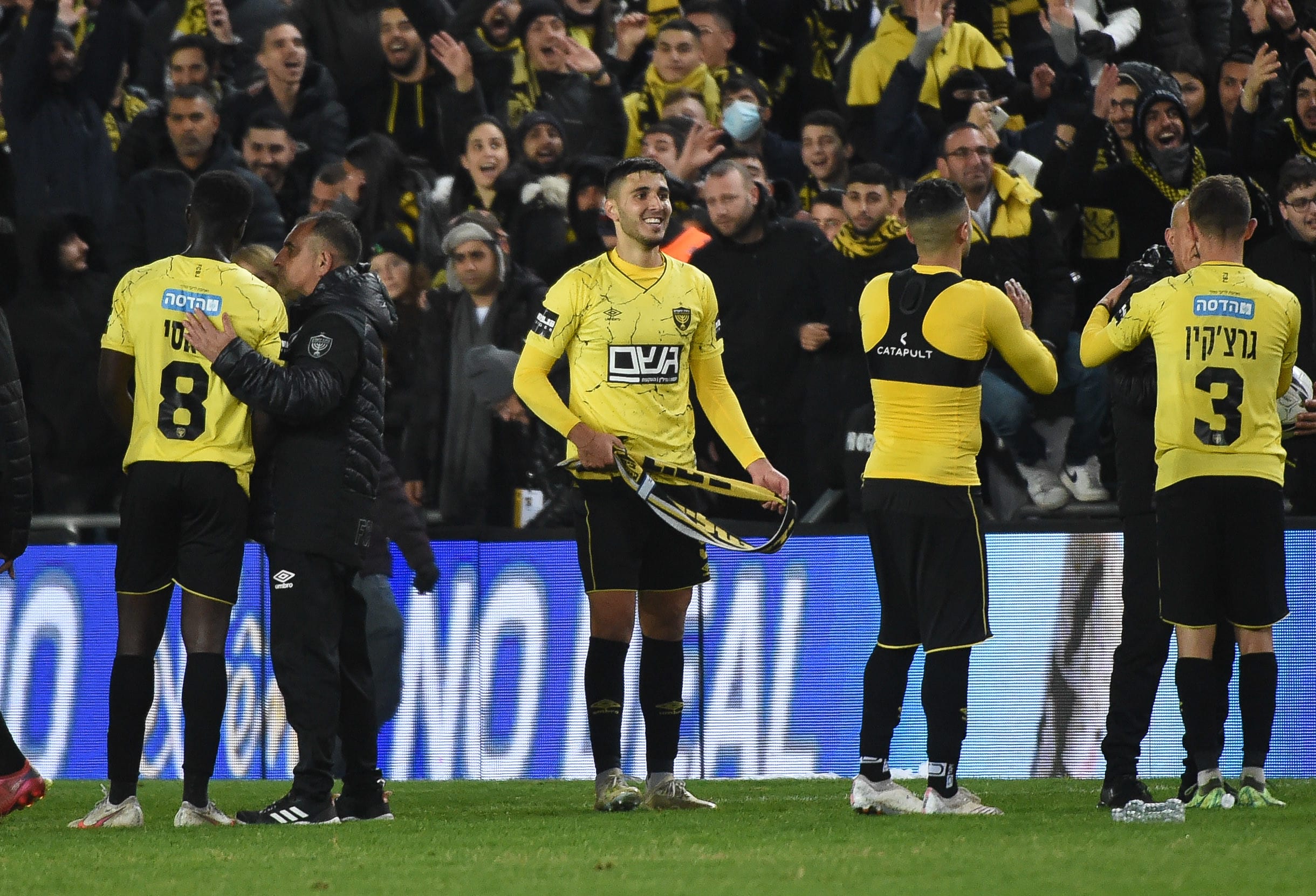 שחקני בית"ר ירושלים חוגגים