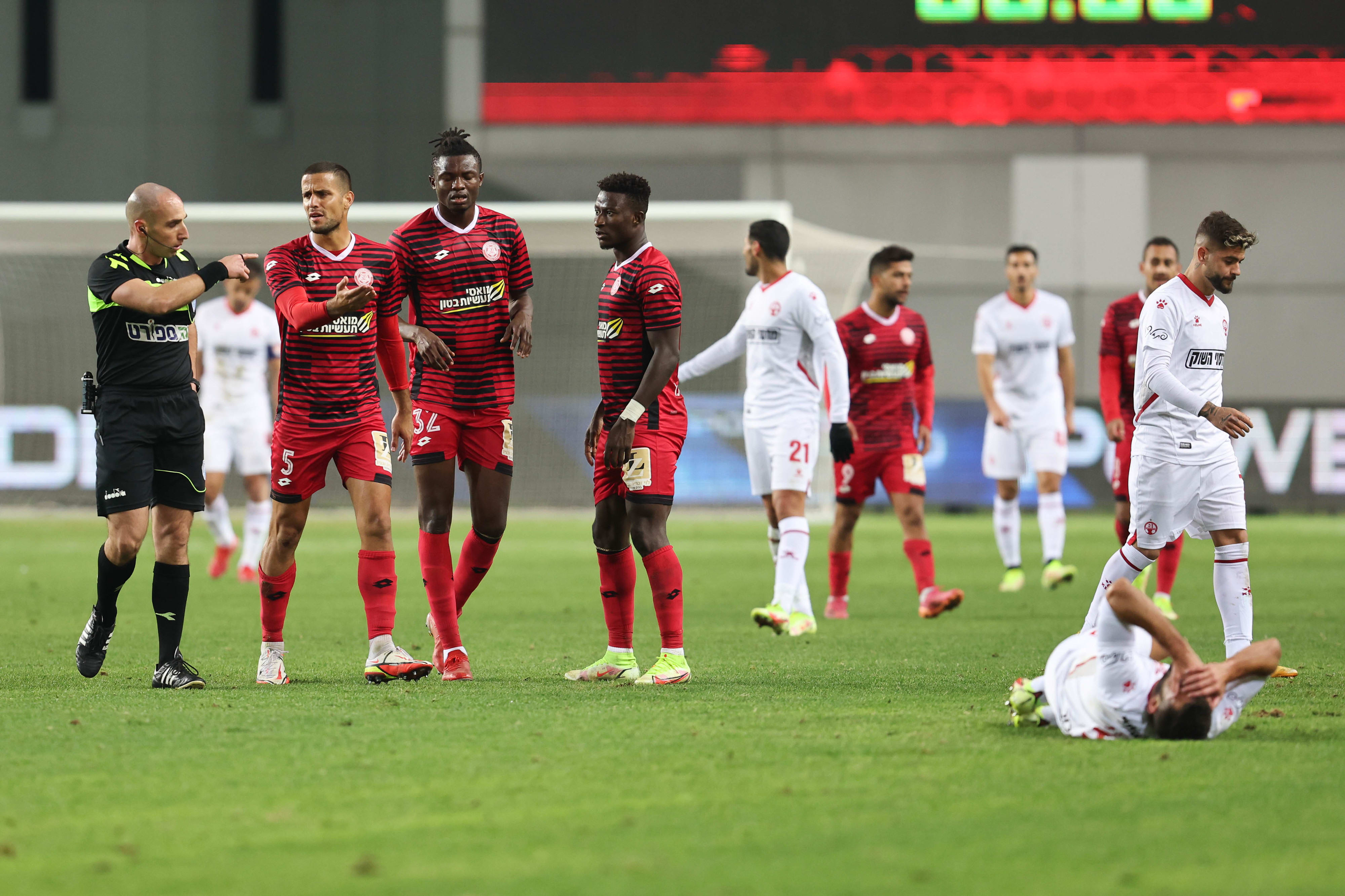 השופט גל לייבוביץ' אחרי ששלף כרטיס אדום לשחקן הפועל חדרה מוחמד אוסמן (ימין)