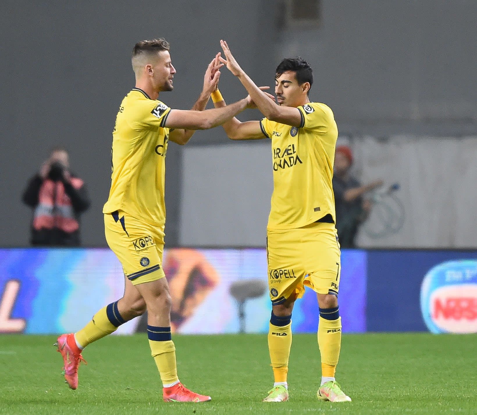 מתן חוזז עם עדן שמיר שחקני מכבי תל אביב חוגגים