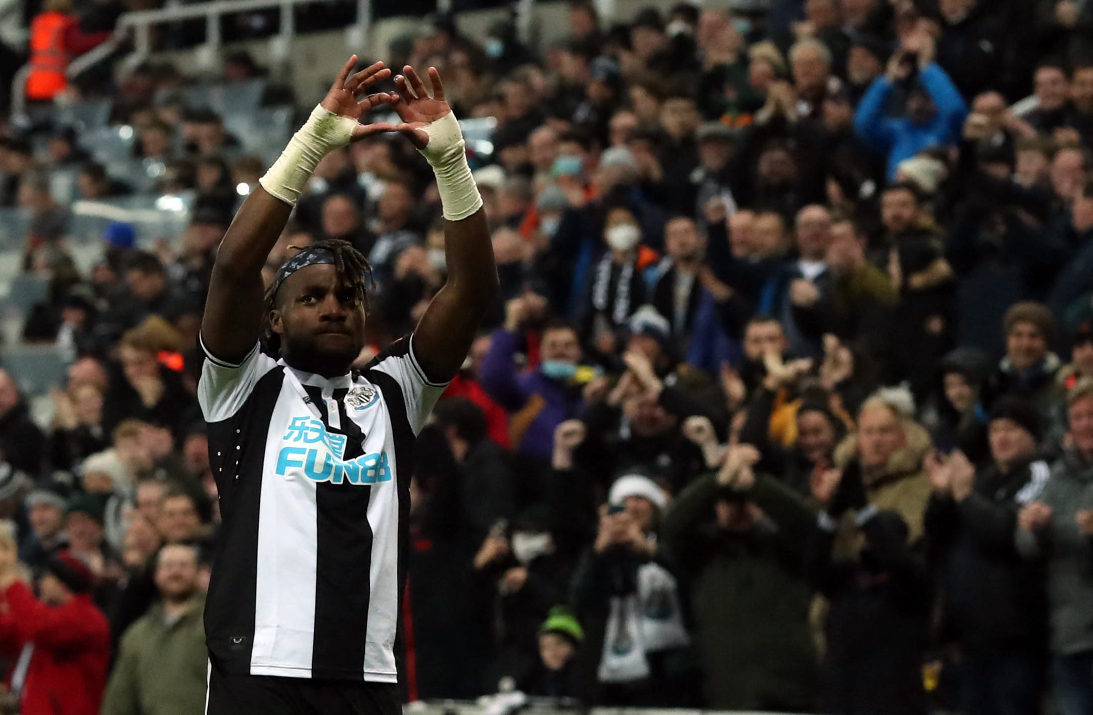 אלן סן מקסימן שחקן ניוקאסל חוגג שער