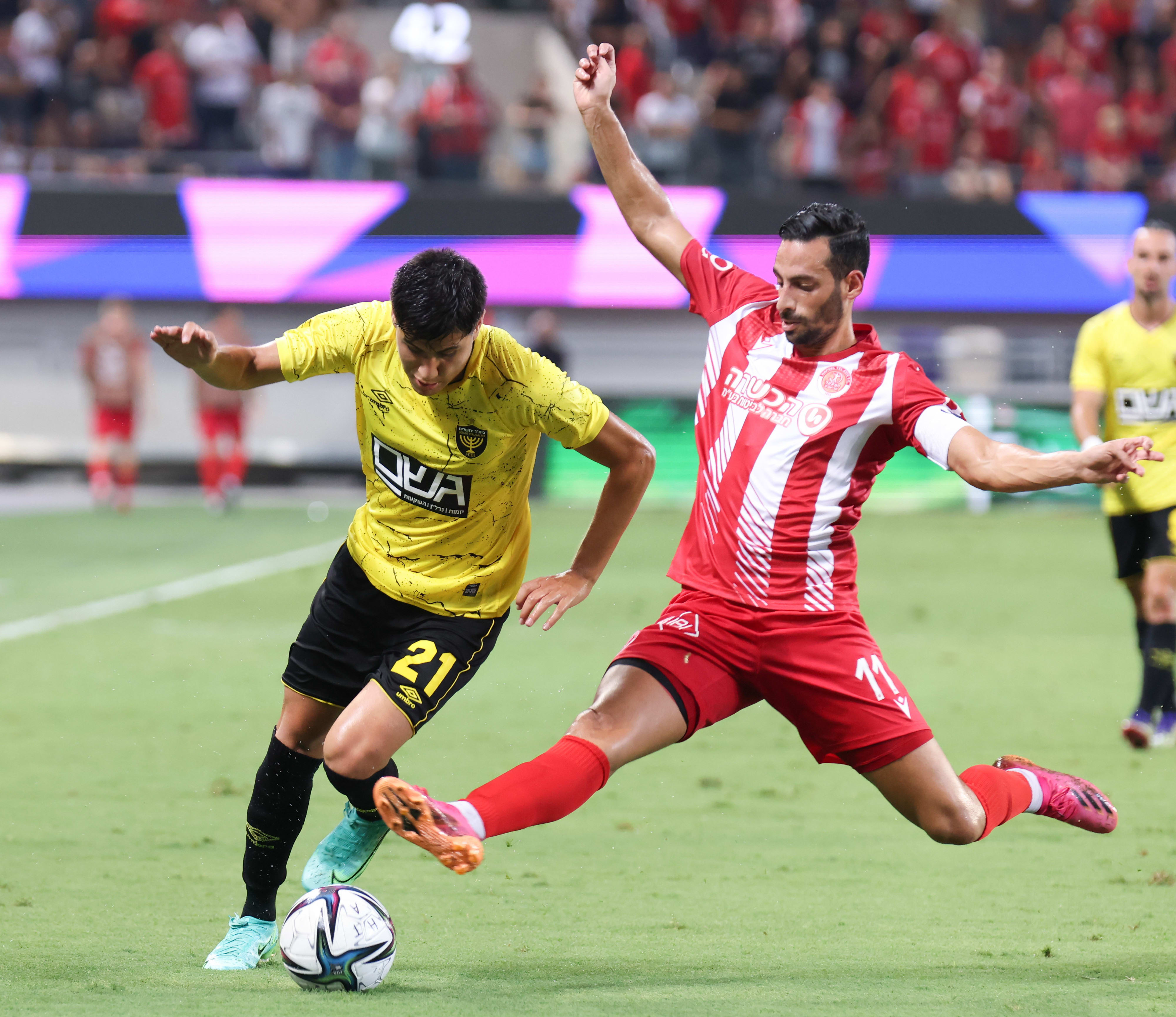 דן איינבינדר הפועל תל אביב מול לוקאס אוקמפוס בית"ר ירושלים