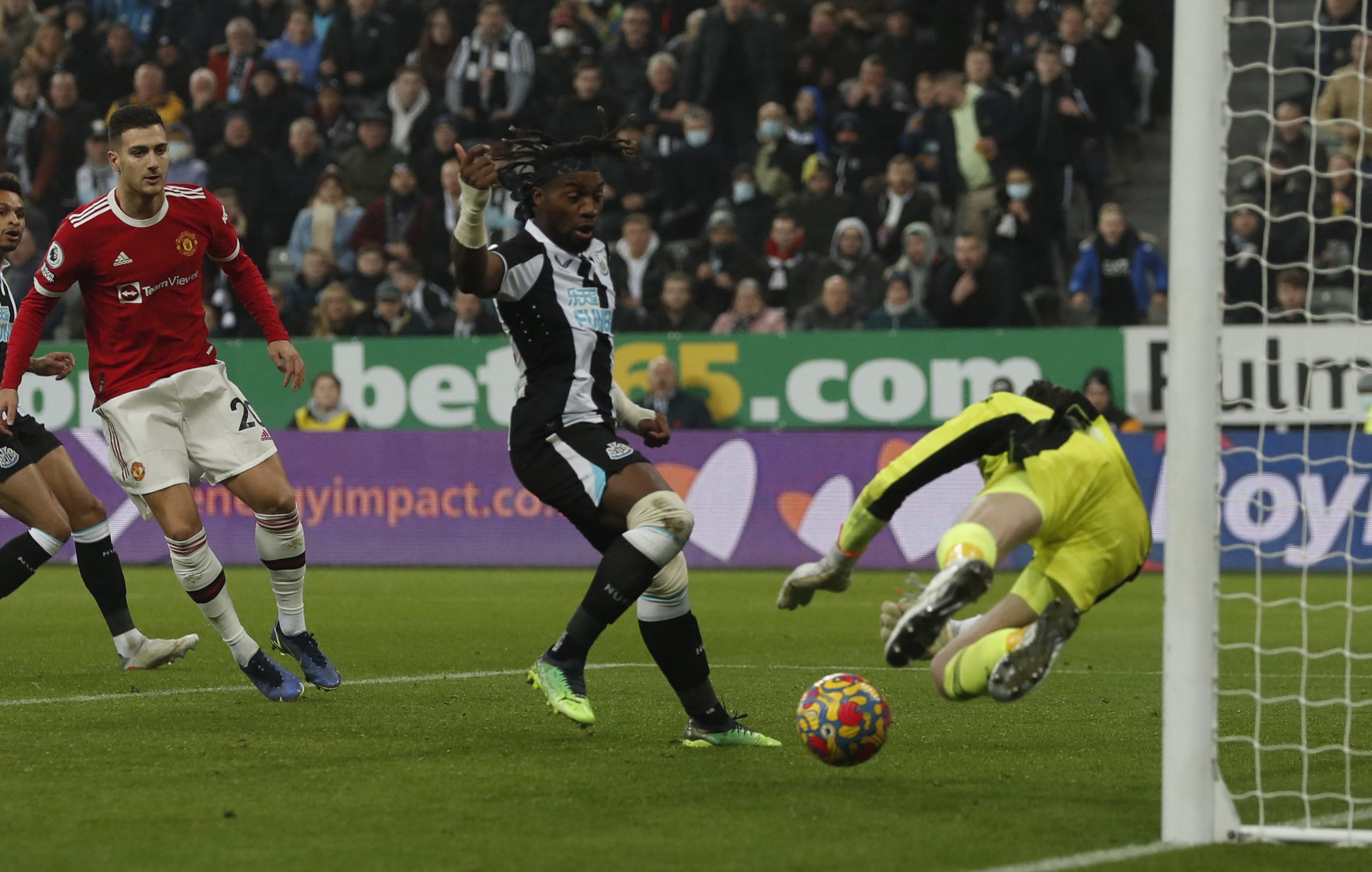 אלן סן מקסימן שחקן ניוקאסל מחמיץ מול דויד דה חאה שוער מנצ'סטר יונייטד