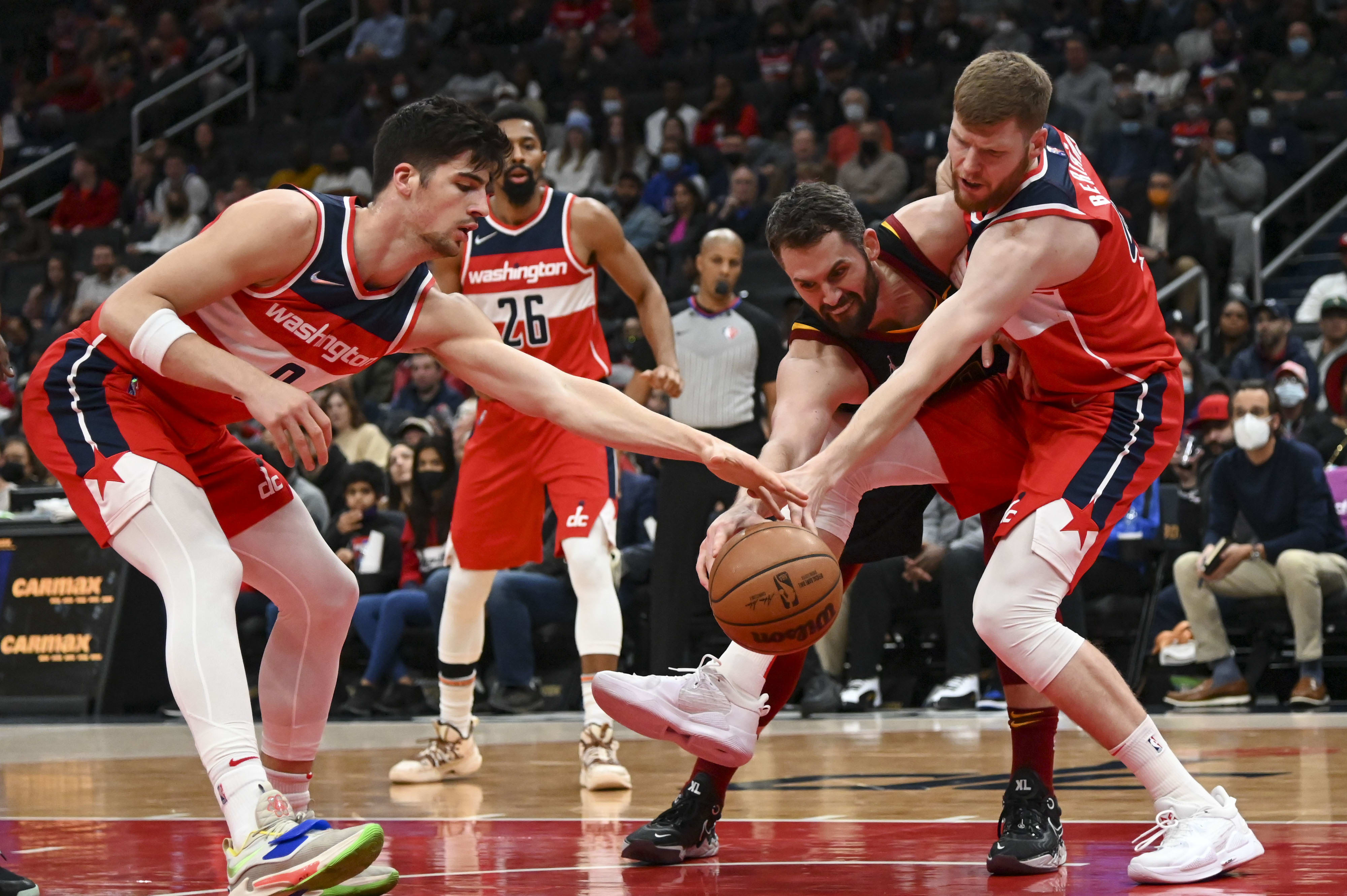 שחקני וושינגטון וויזארדס דני אבדיה, דאוויס ברטאנס מול שחקן קליבלנד קאבלירס קווין לאב