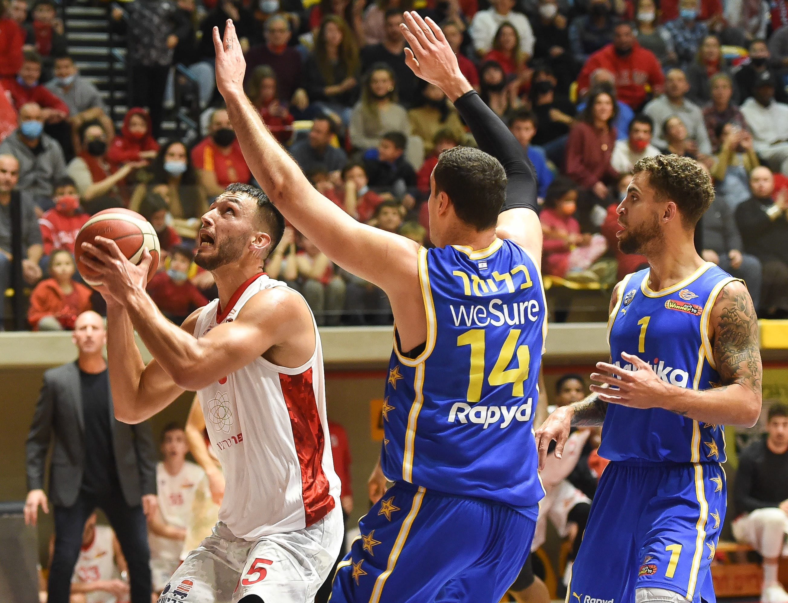 שחקן הפועל גליל עליון נמרוד לוי מול שחקן מכבי תל אביב עוז בלייזר, סקוטי ווילבקין