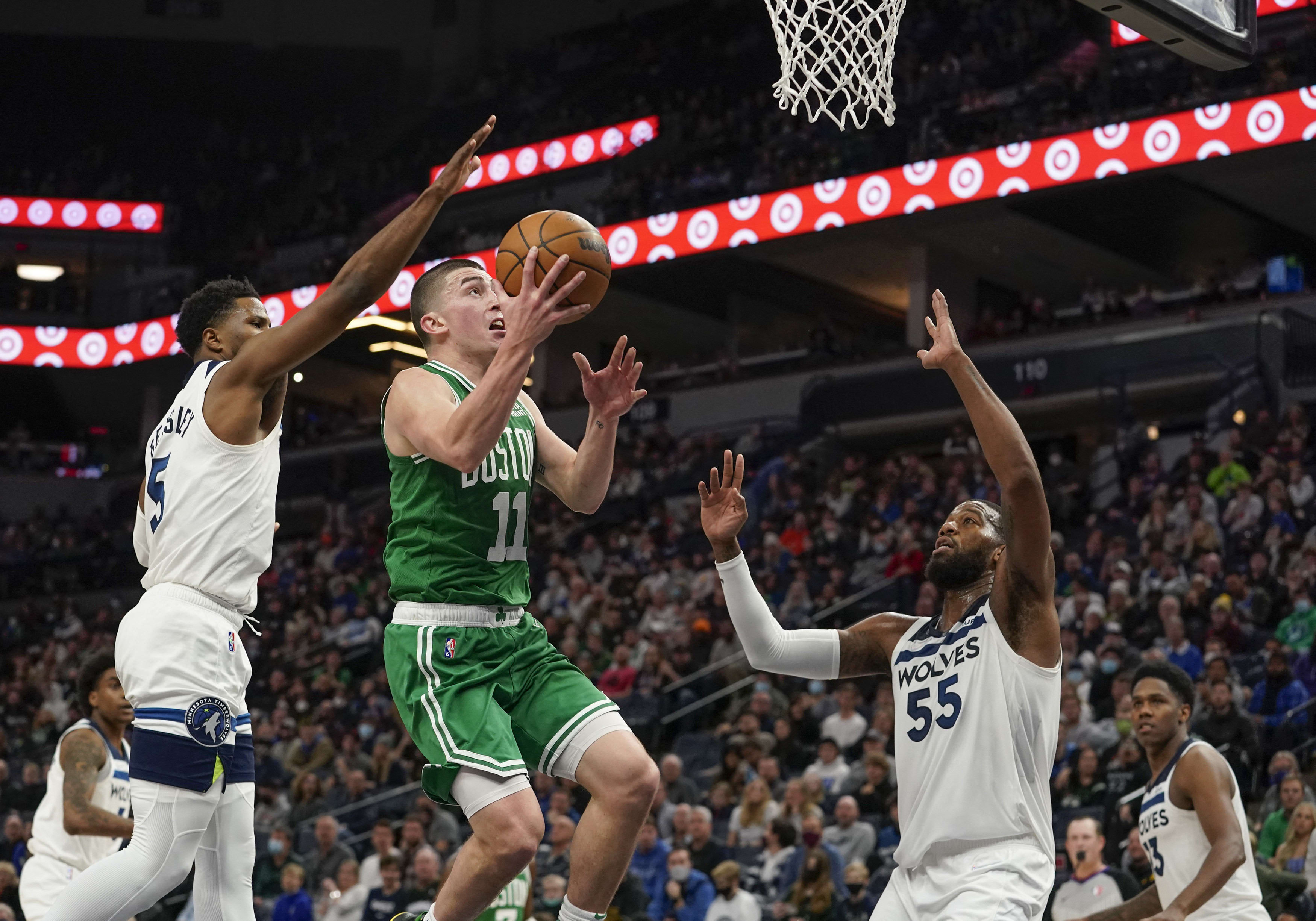 שחקן מינסוטה טימברוולבס גרג מונרו שומר על שחקן בוסטון סלטיקס פייטון פריצ'ארד