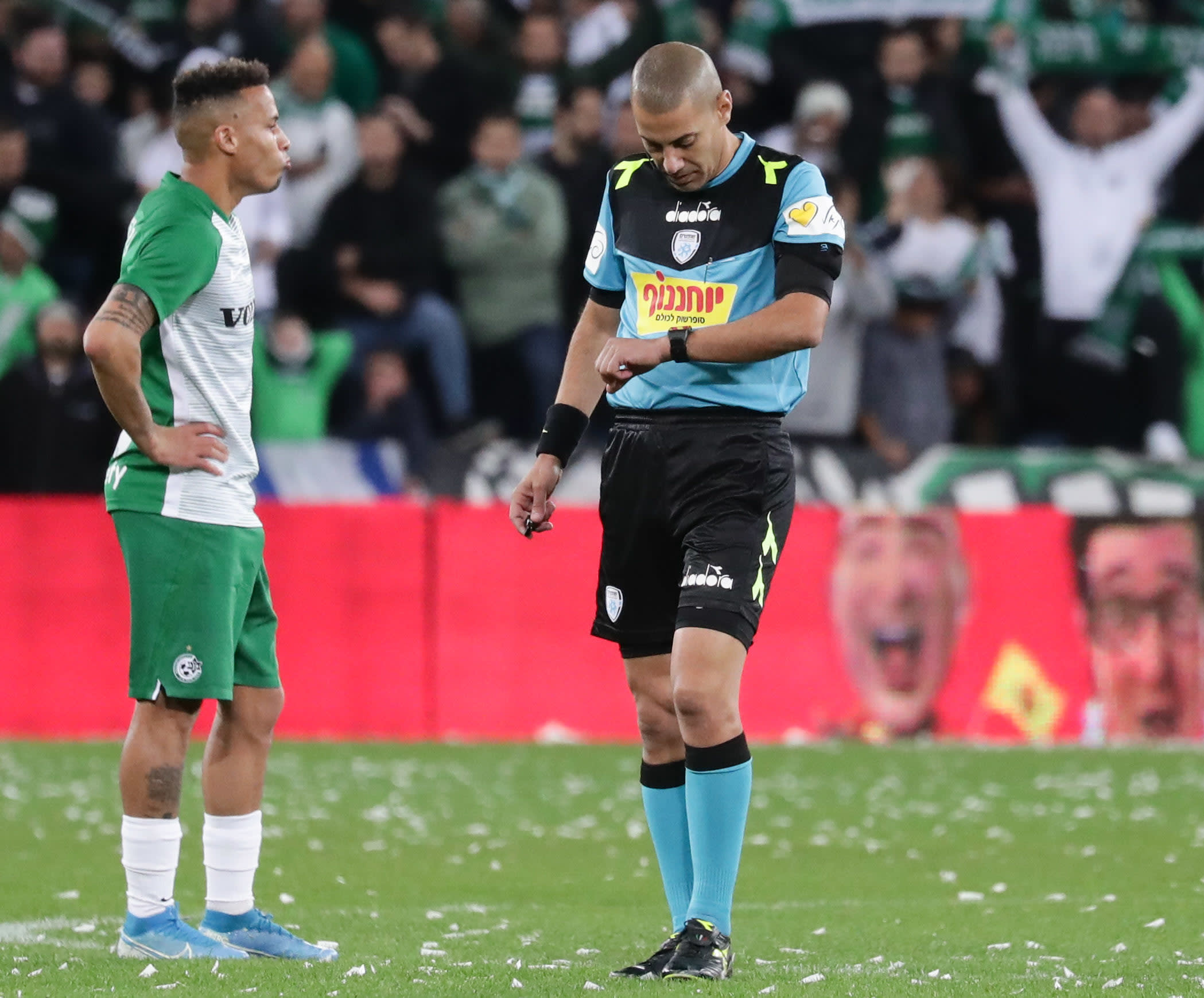 שחקן מכבי חיפה צ'ארון שרי עם שופט הכדורגל ליאן ליאני