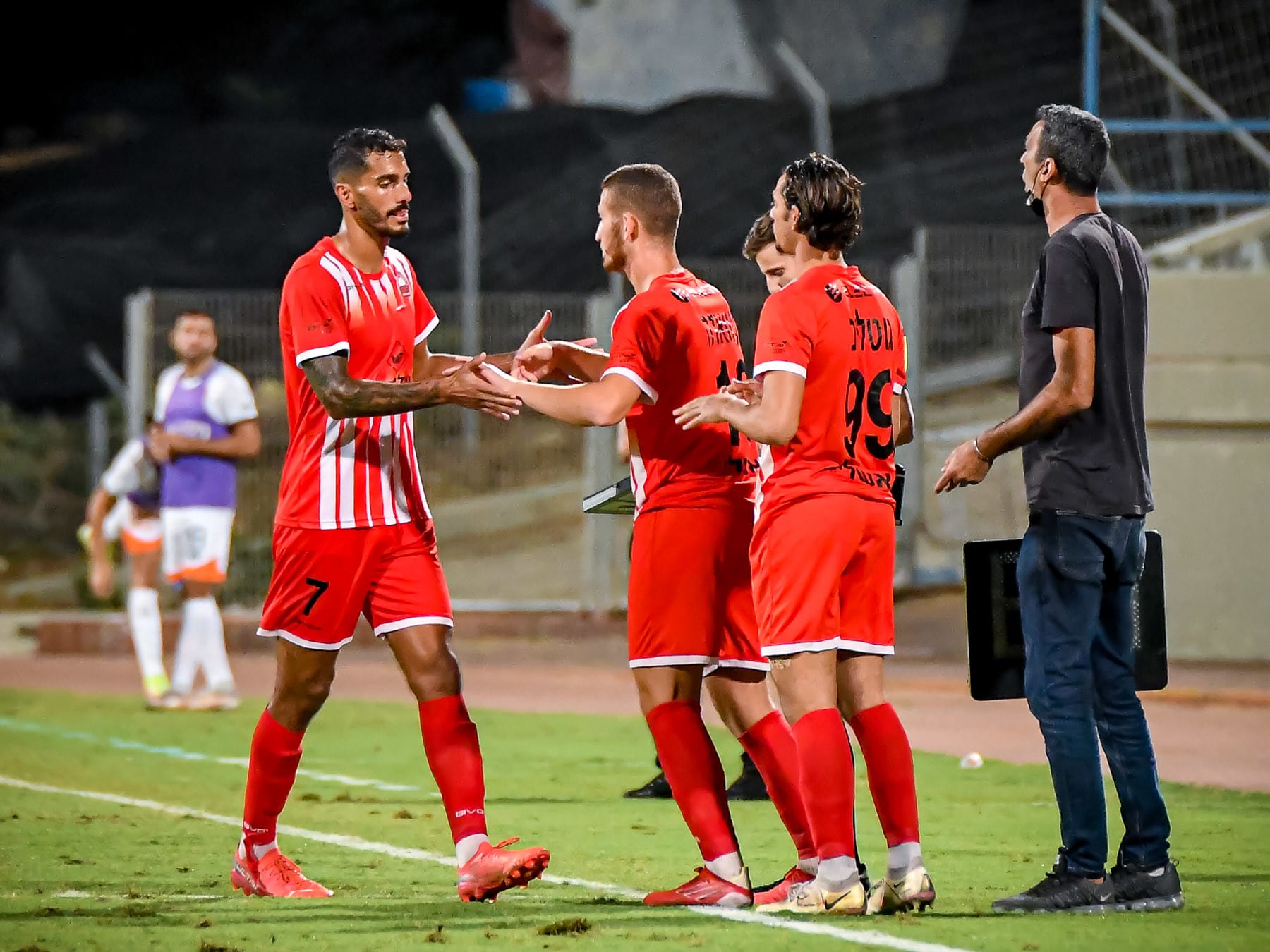 בן אז'ובל שחקן הפועל רעננה (משמאל) מוחלף על ידי מוחמד עוואדה, ניב גוטליב